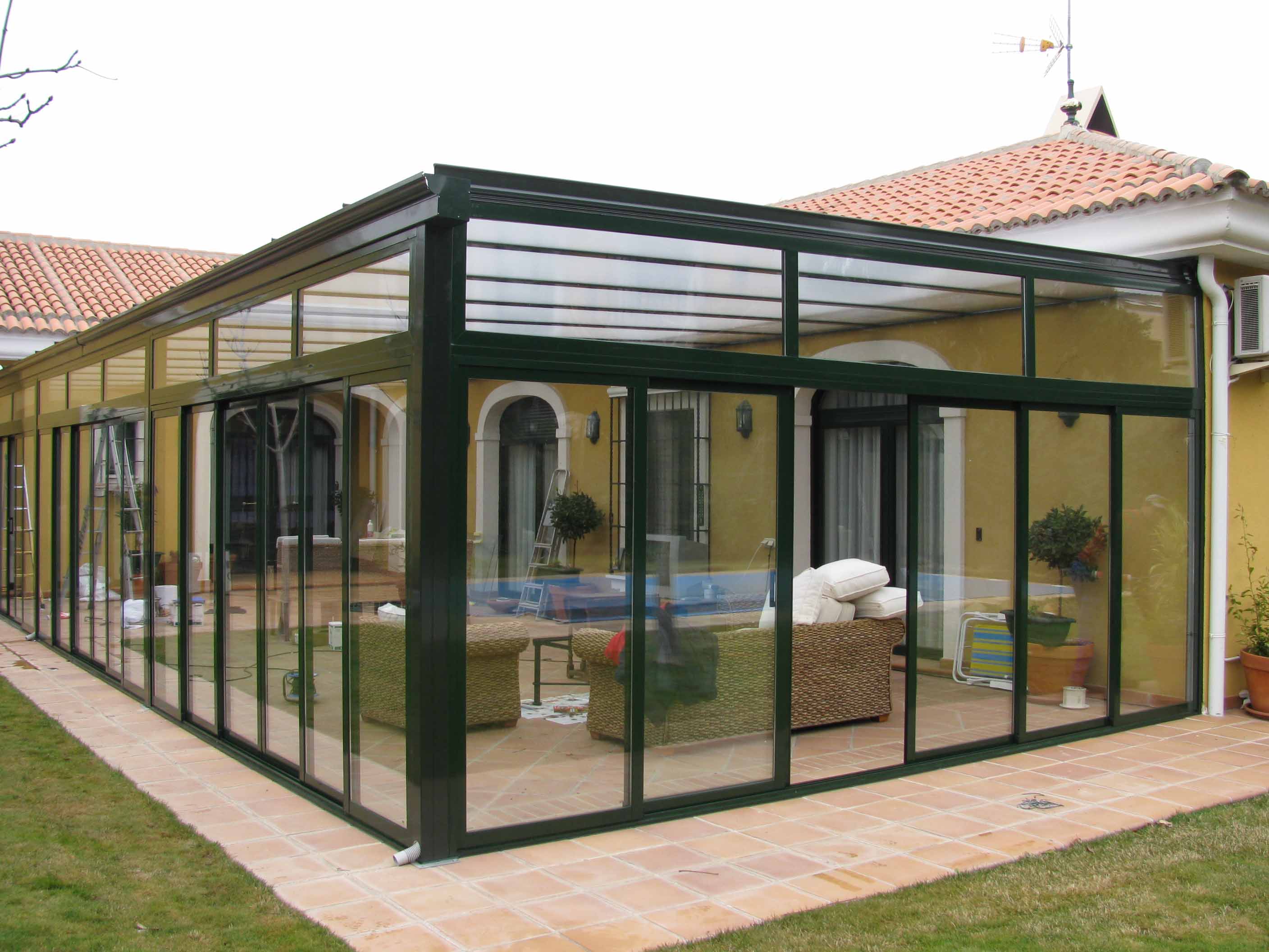 cerramiento de aluminio con techo fijo de policarbonato