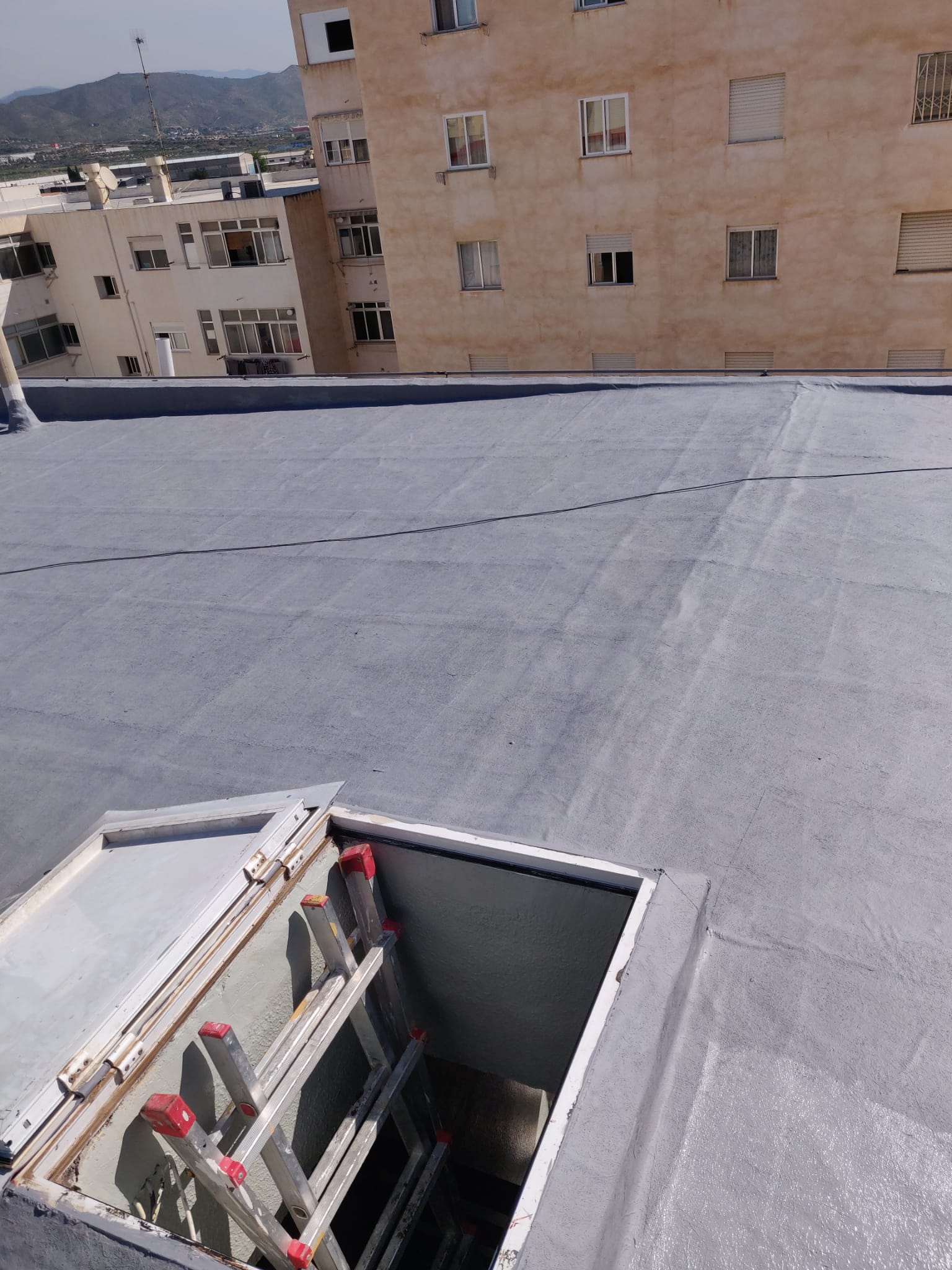 IMPERMEABILIZACIÓN DE CUBIERTA CIN FIBRA DE POLIÉSTER Y MEMBRANA DE CAUCHO