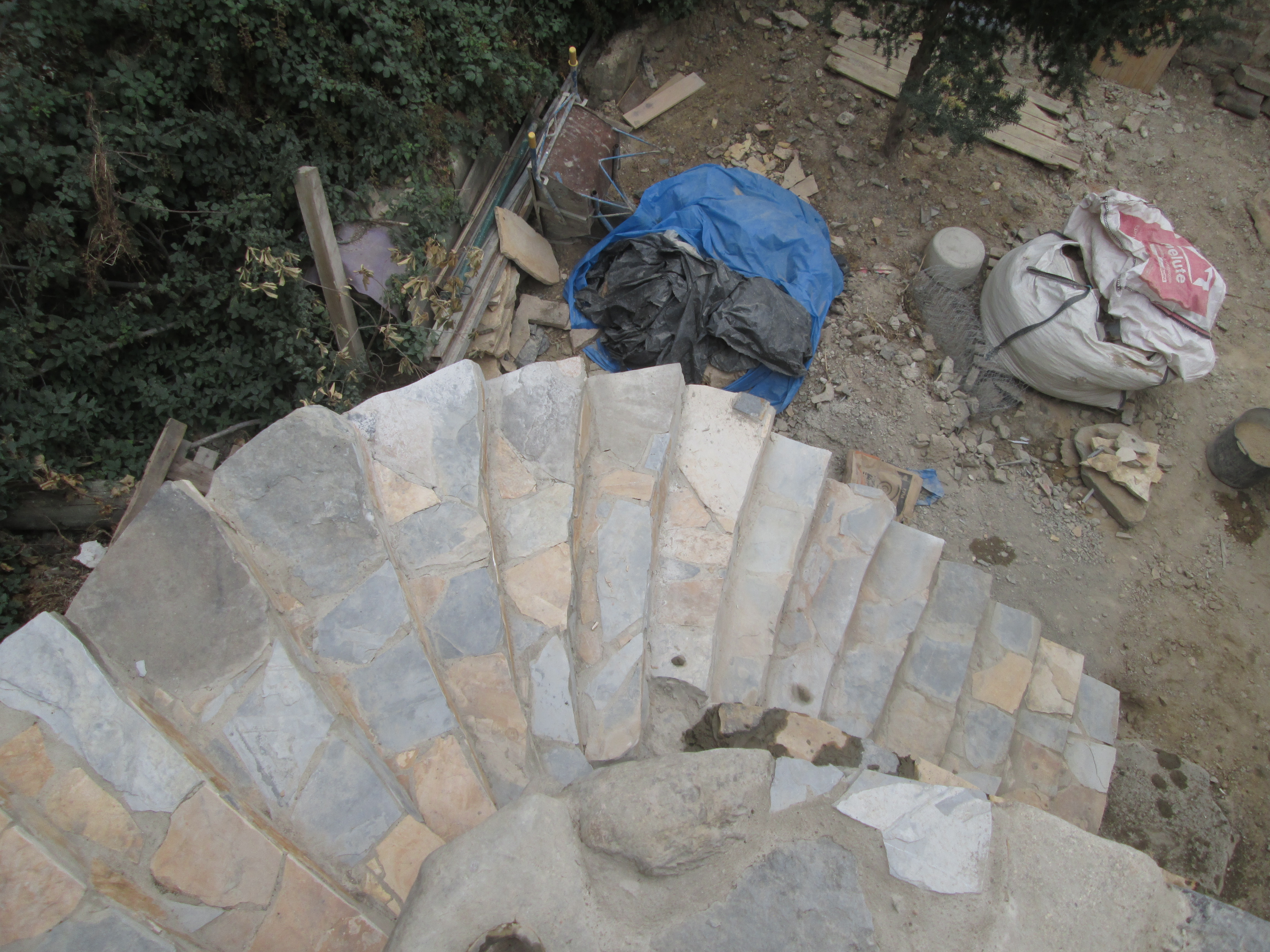 Escalera compensada de piedra.