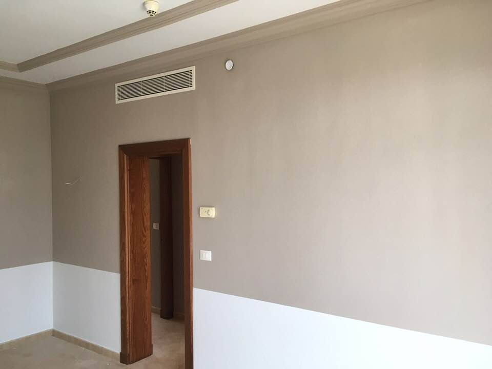 Pitando de zócalos en la pared