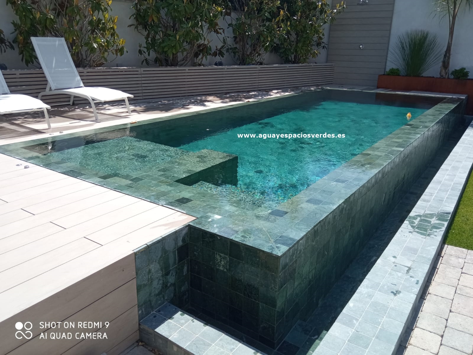 Piscina de obra desbordante