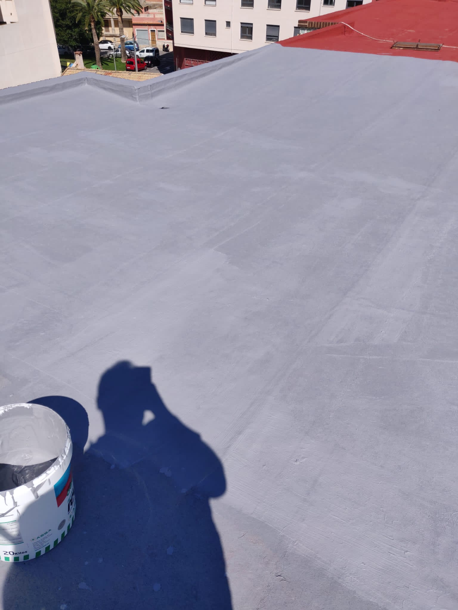 IMPERMEABILIZACIÓN DE CUBIERTA CIN FIBRA DE POLIÉSTER Y MEMBRANA DE CAUCHO