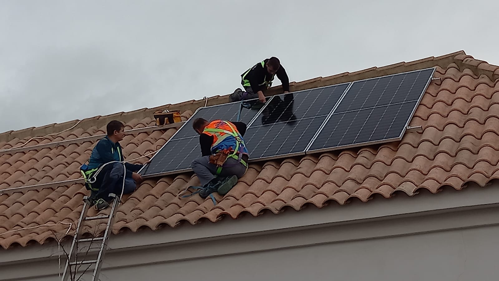 Autoconsumo casa unifamiliar 10 paneles  JA SOLAR de 545Wp e inversor de 5KWn.