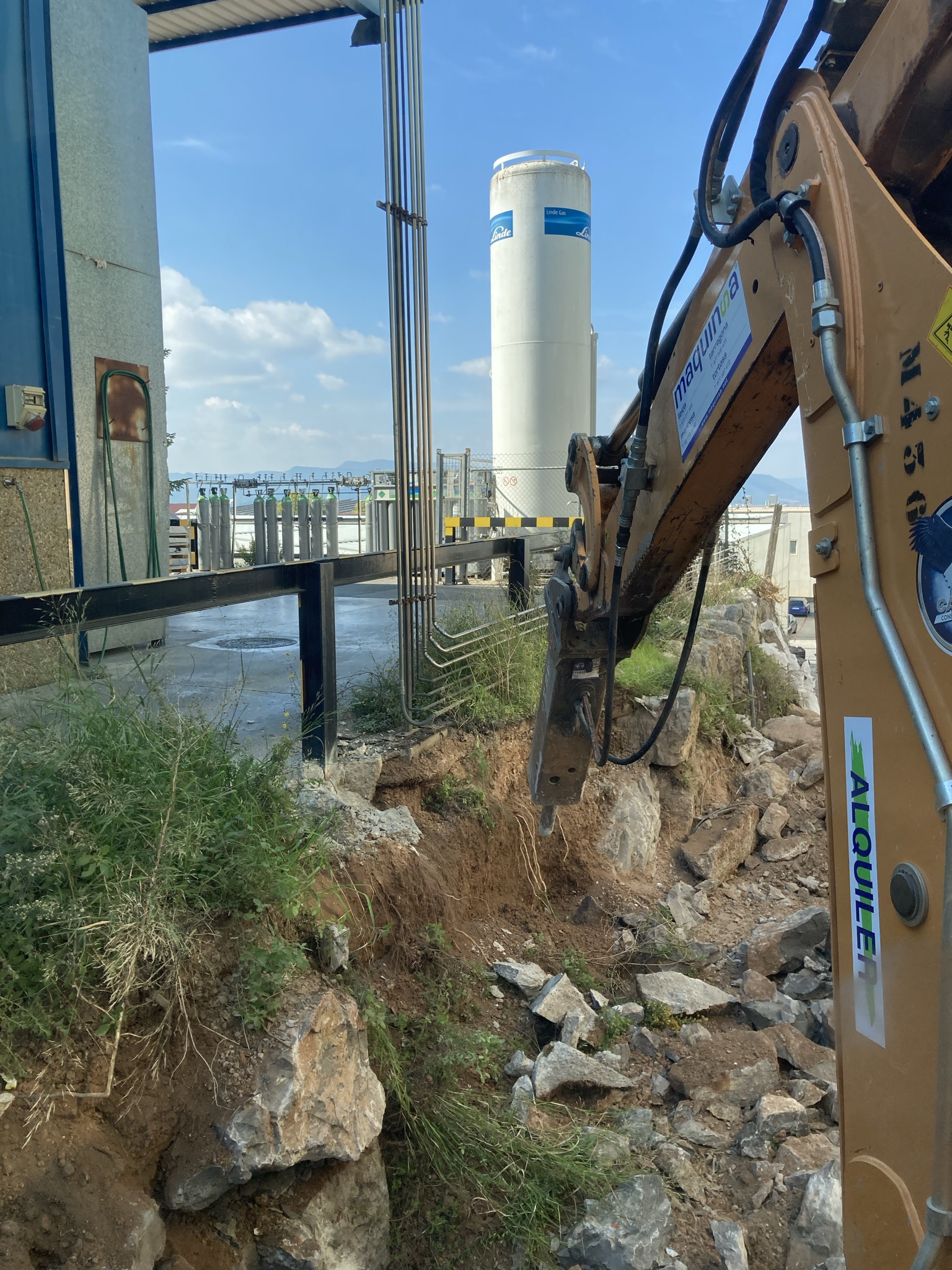 Demolición de muro de piedra natural