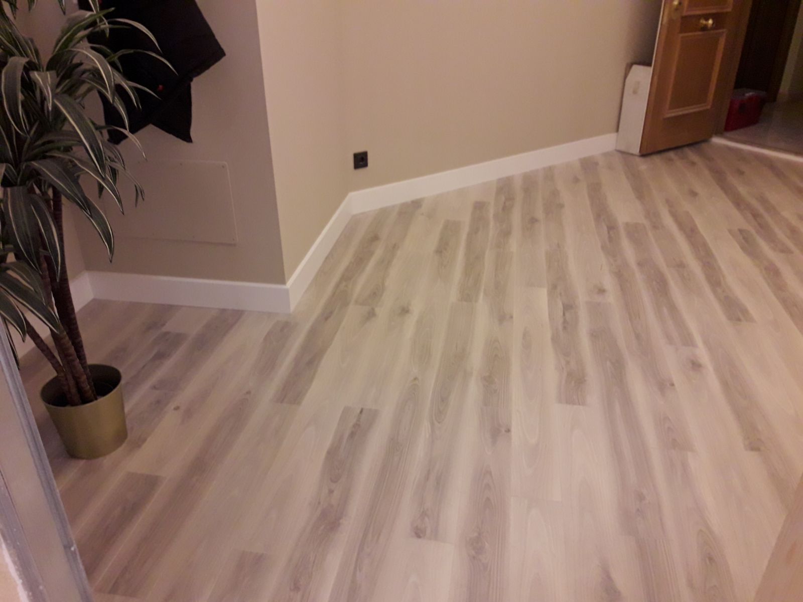 LAMINADO INSTALADO CON REMATE DE RODAPIE LACADO BLANCO