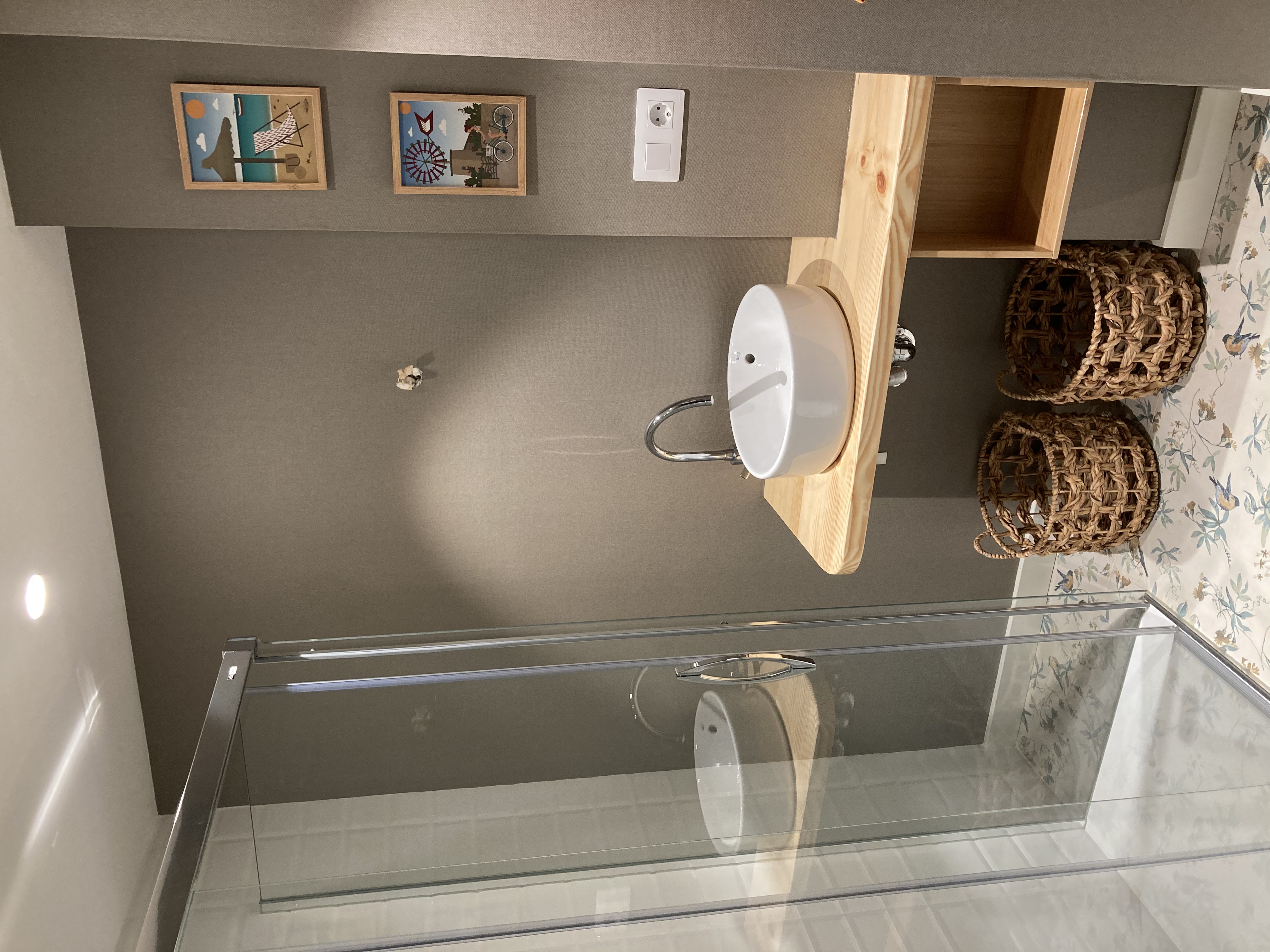 Mueble de baño en madera de pino norte.