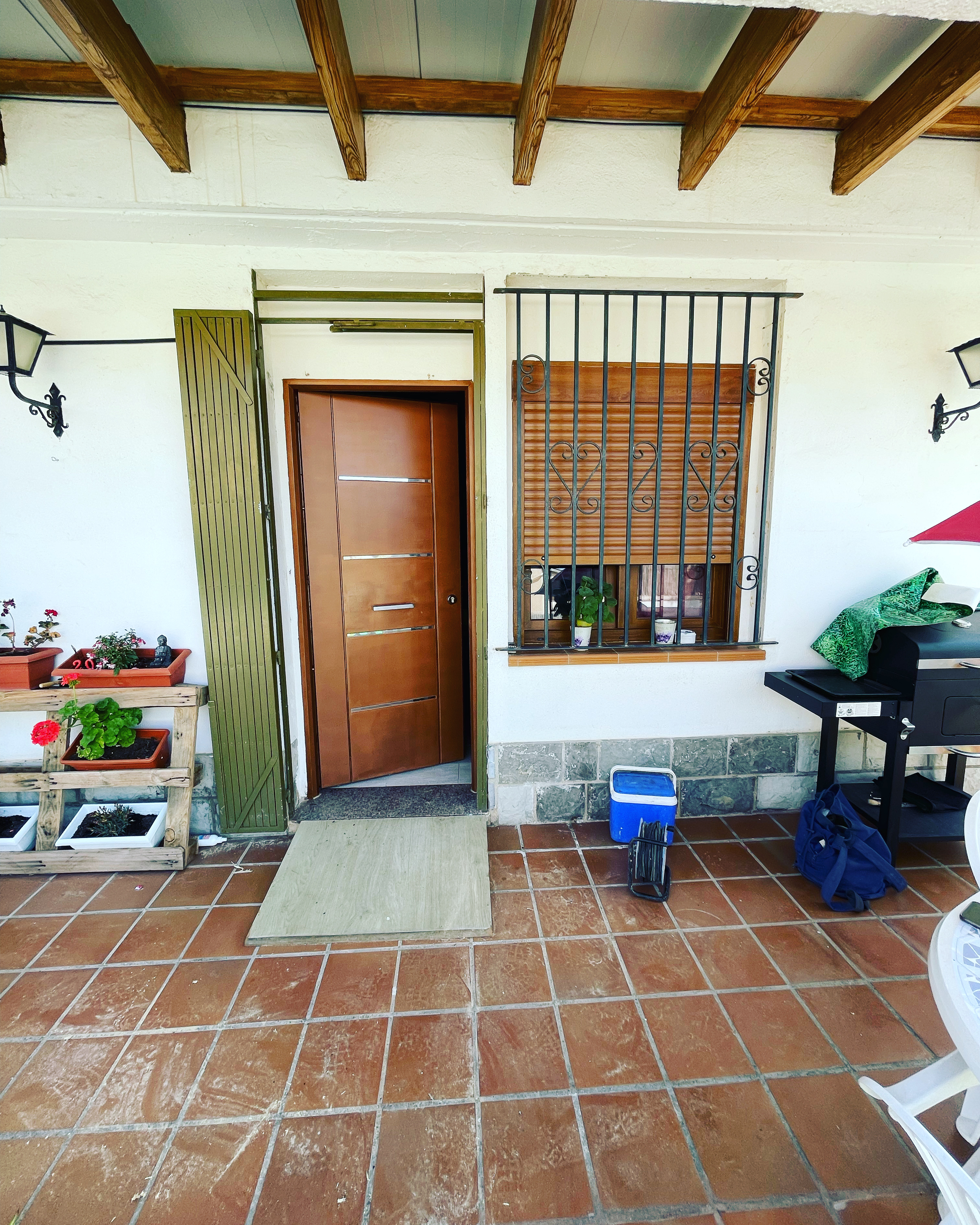 Colocacion puerta y ventana color roble