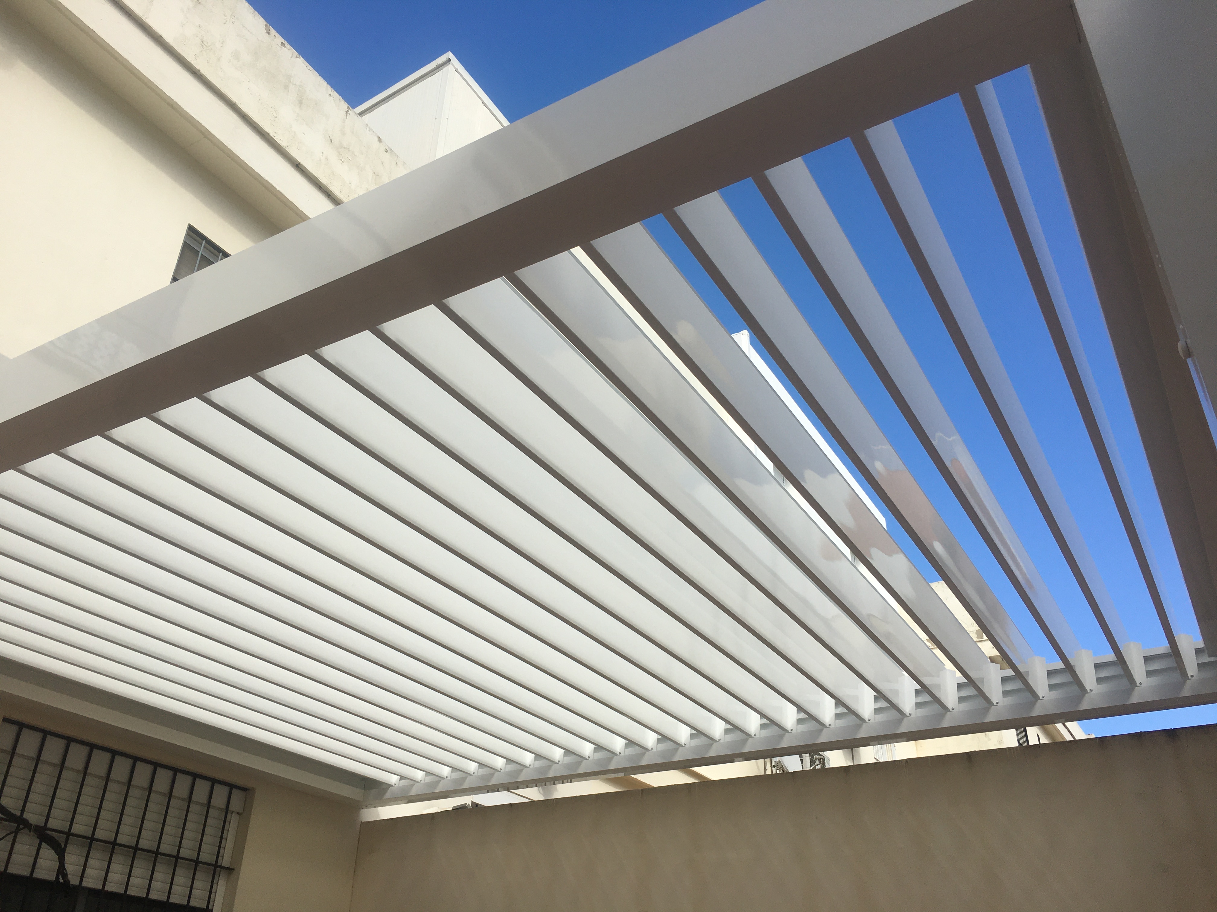 Pérgola bioclimatica de lamas orientables blanca/blanca