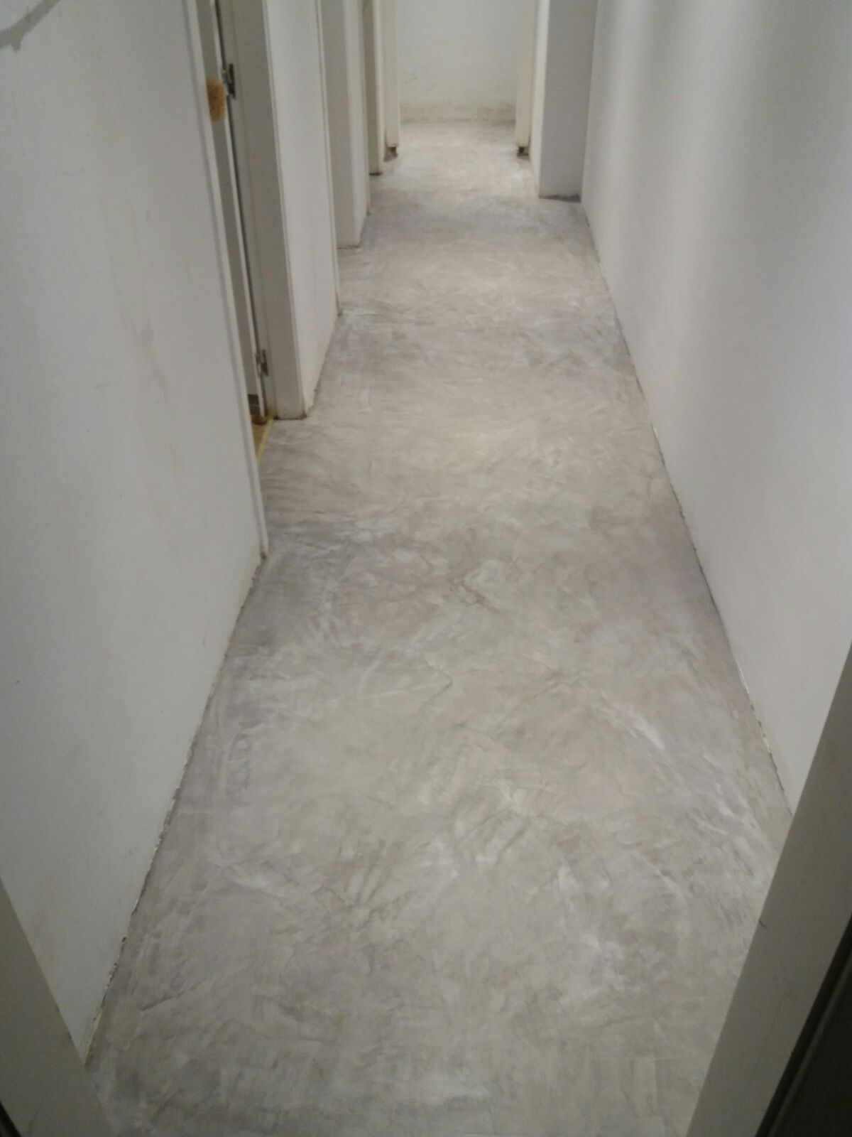 Pasillo en oficinas de mucho trafico