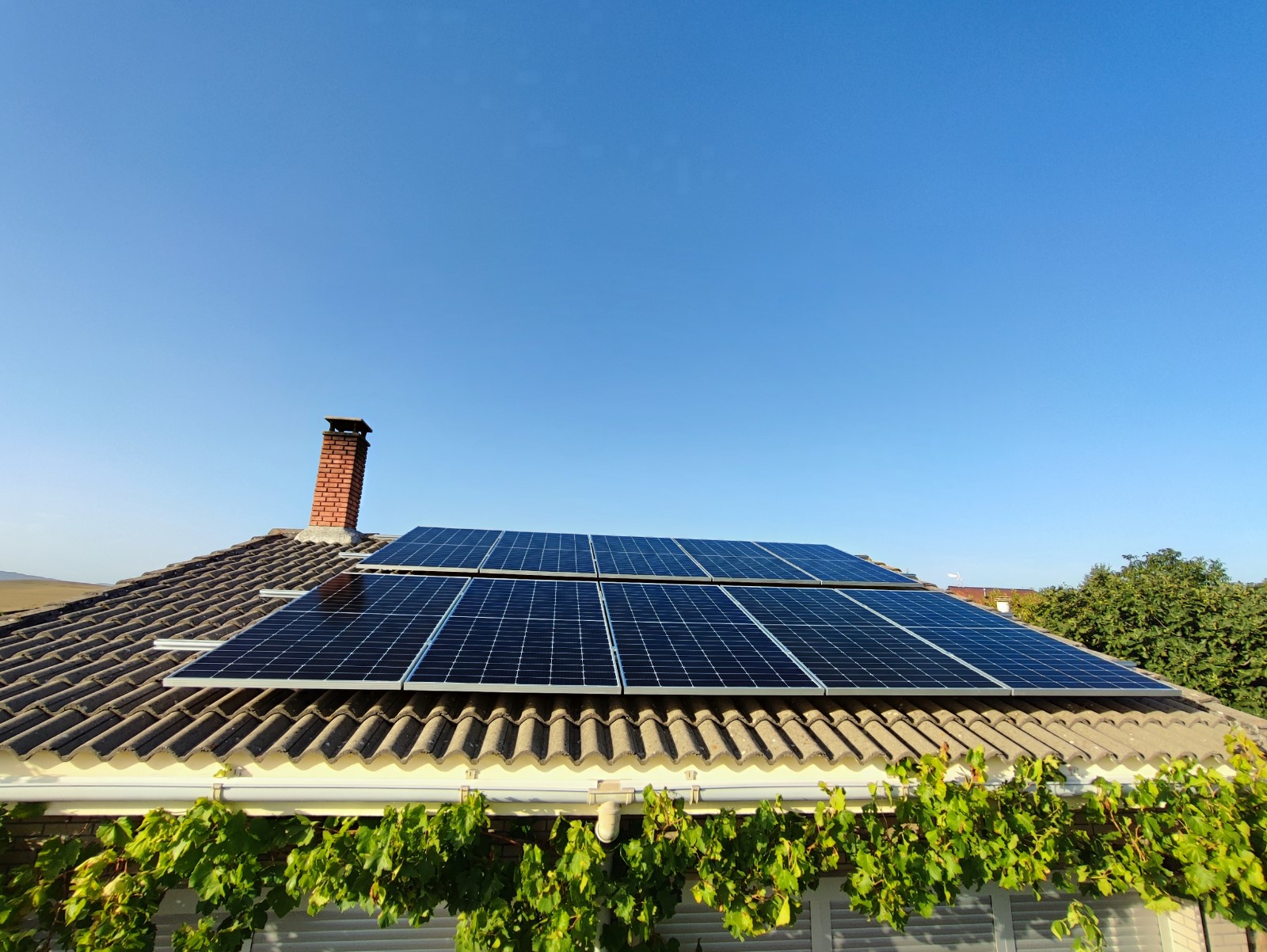 Instalación fotovoltaica aislada con batería de 5 kW