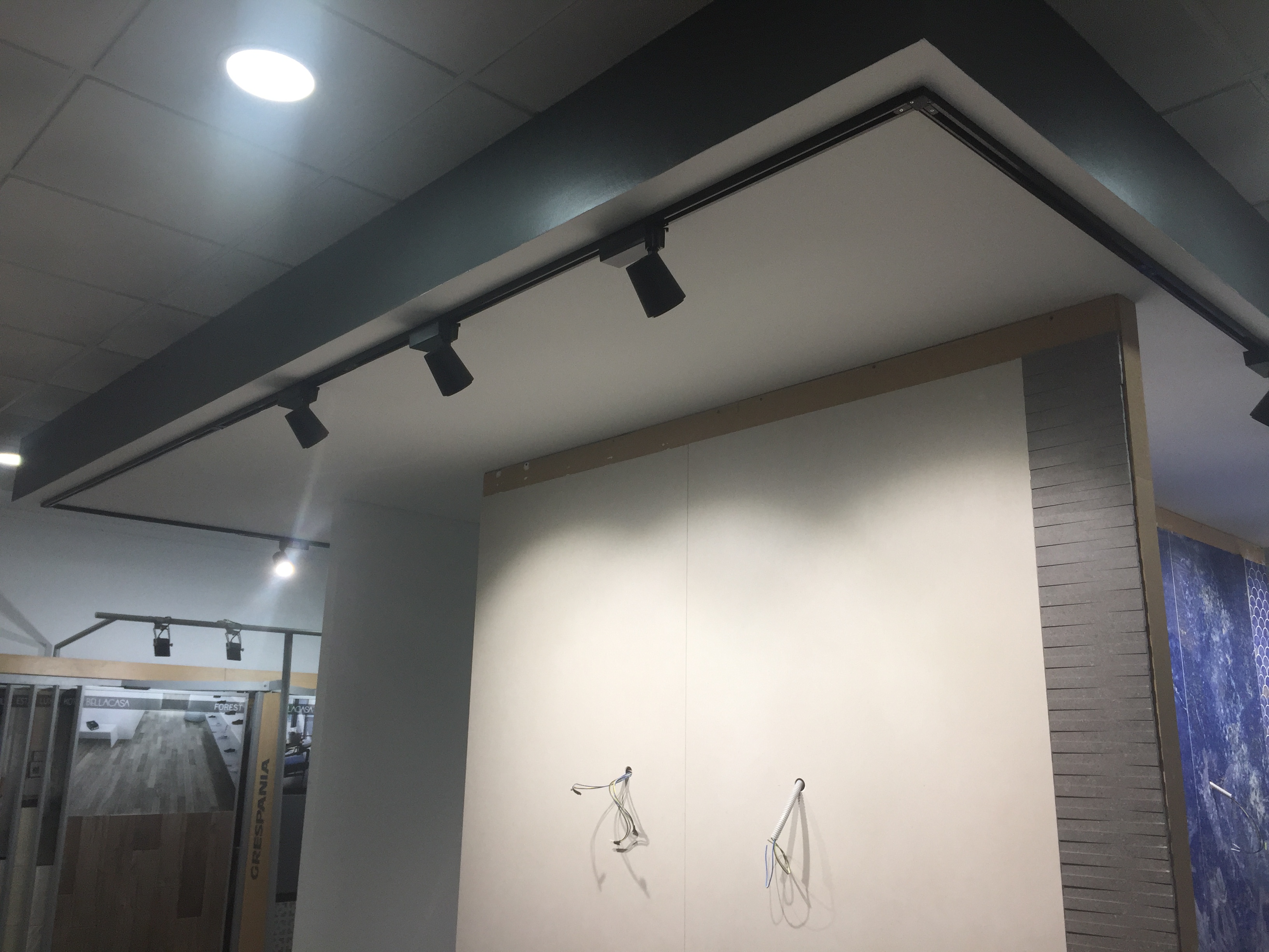 Iluminación mediante carriles electrificados y bañadores led