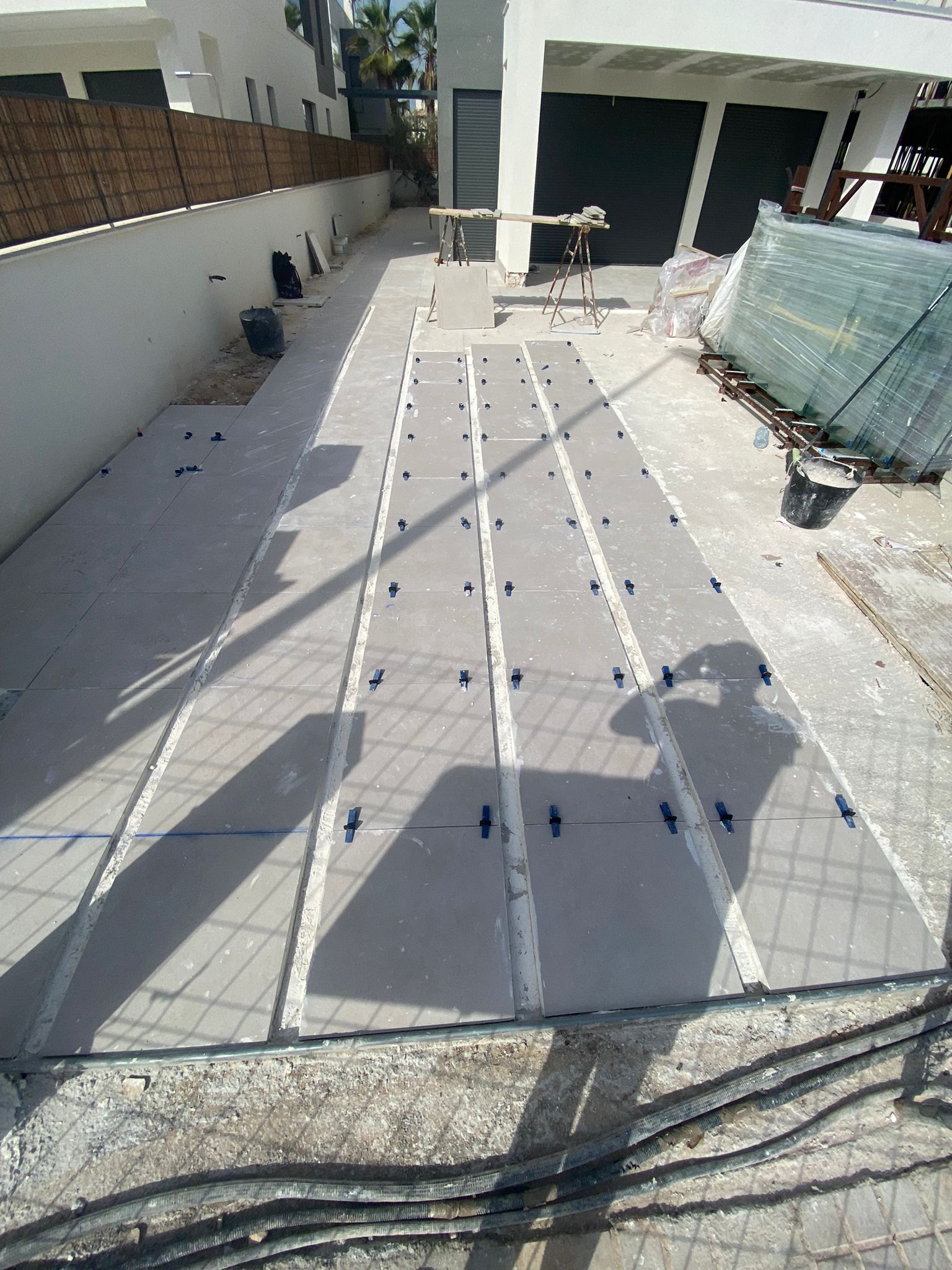 fusión de césped y porcelánico