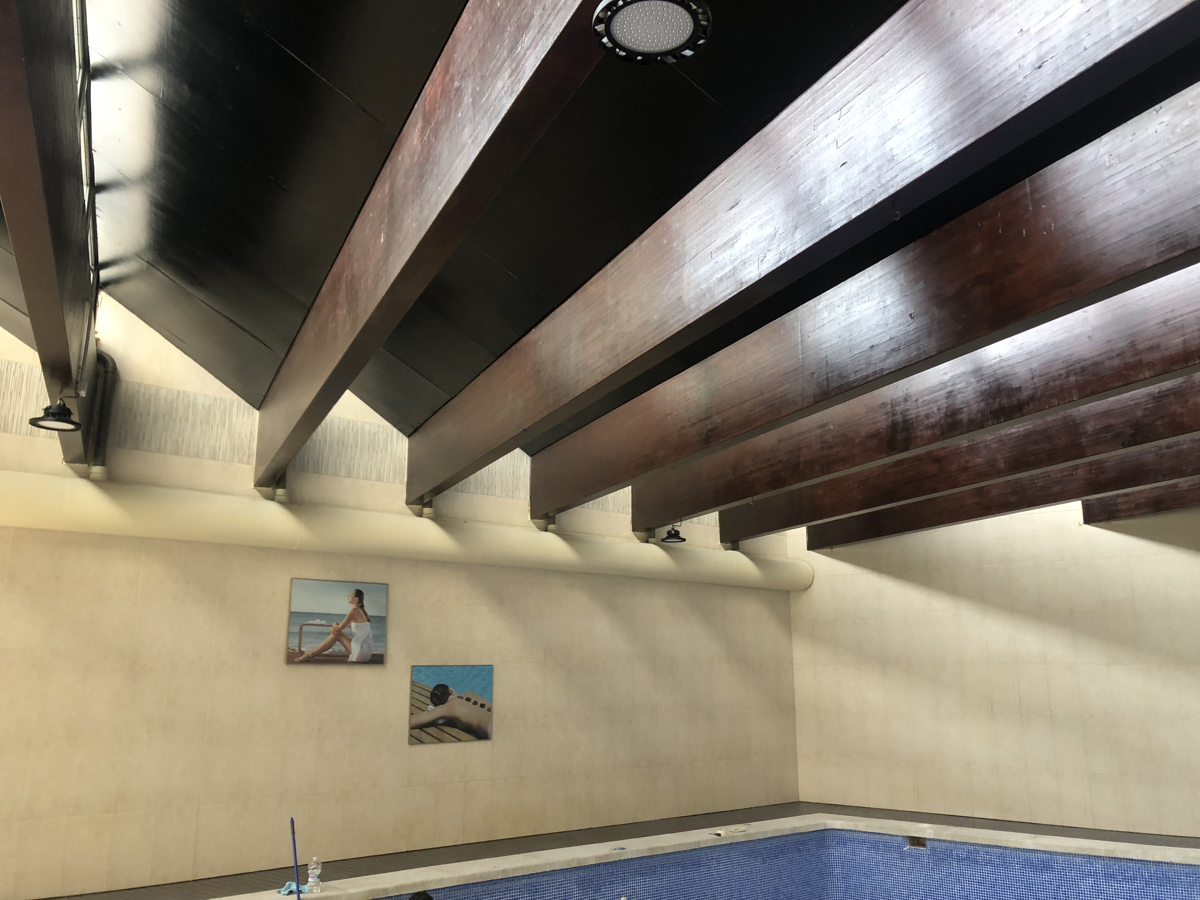 Sustitución de deshumectadora en piscina cubierta comunitaria