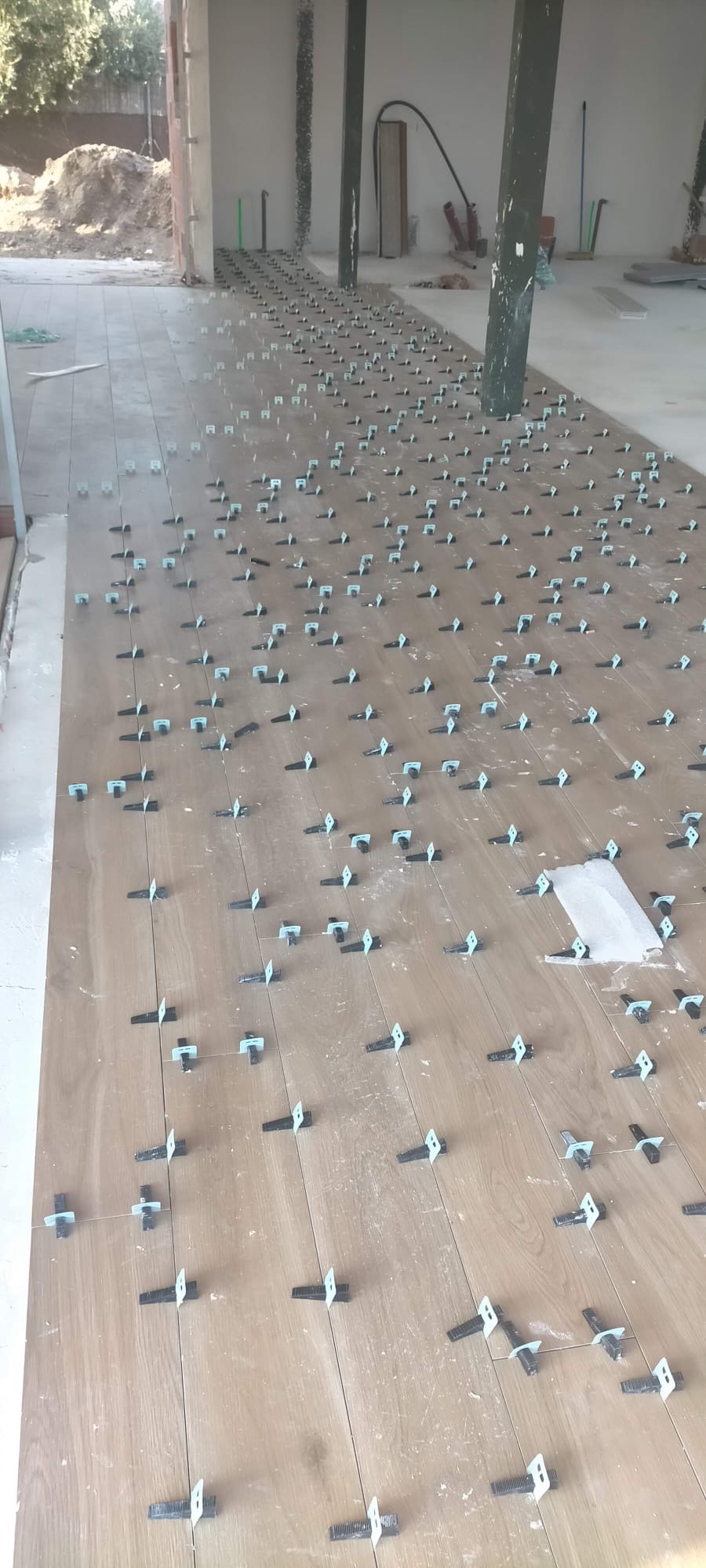 Colocación de plaqueta en salón