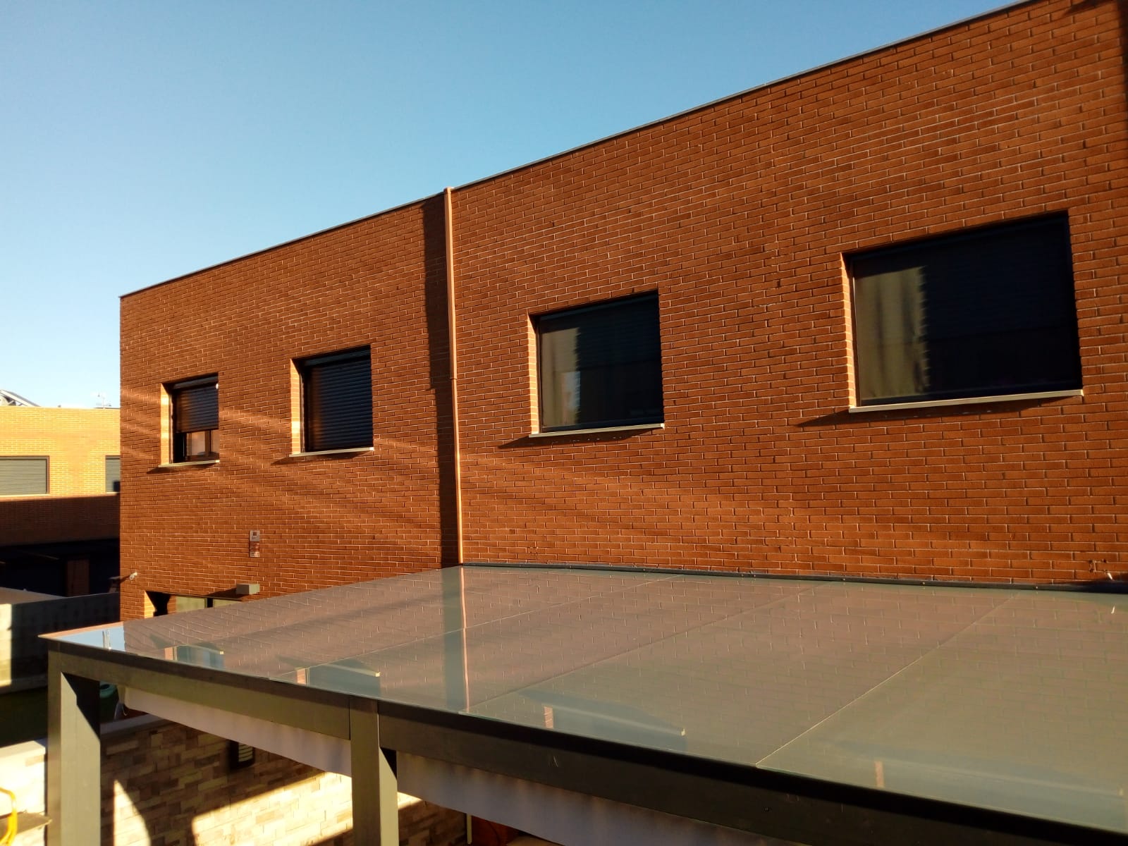 Techo de cristal en pergola de madera
