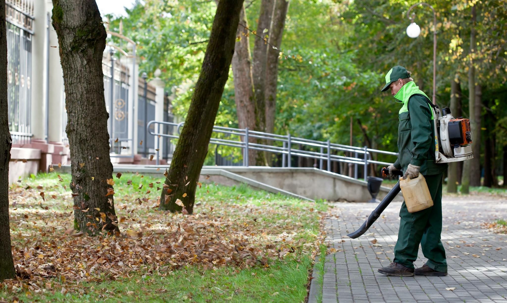 Servicio de limpieza con máquina sopladora y recogida de podas en urbanizaciones