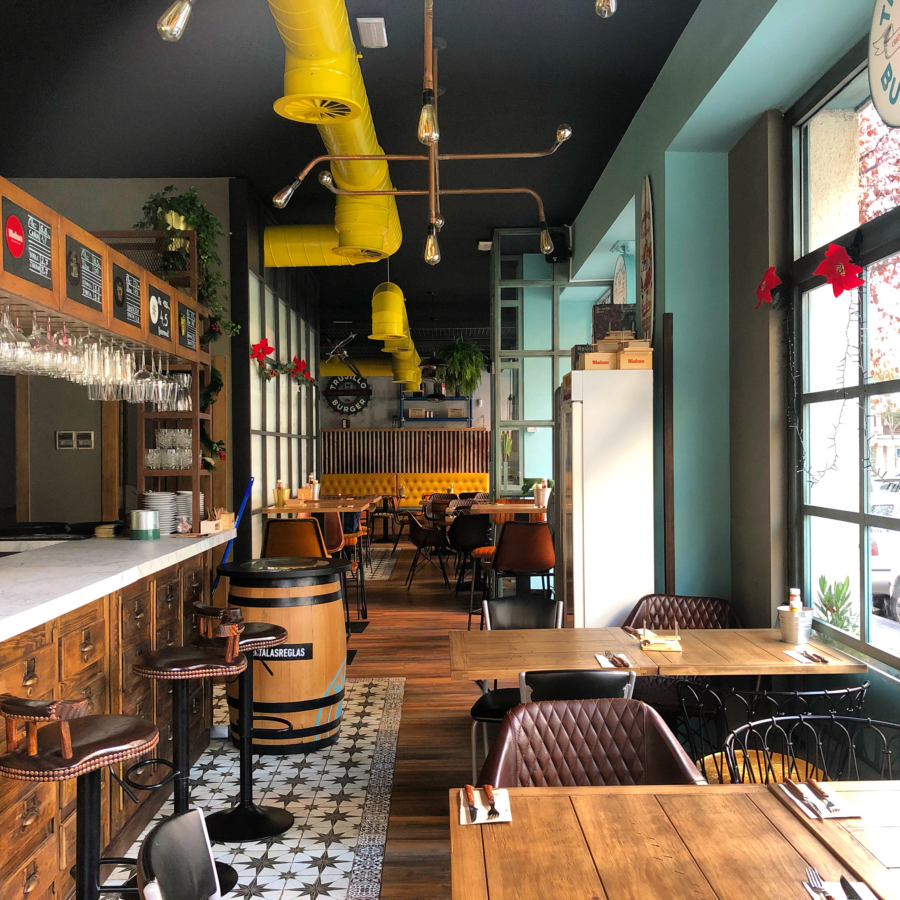 Sala del Burger Trujillo en calle Bolivar, Madrid