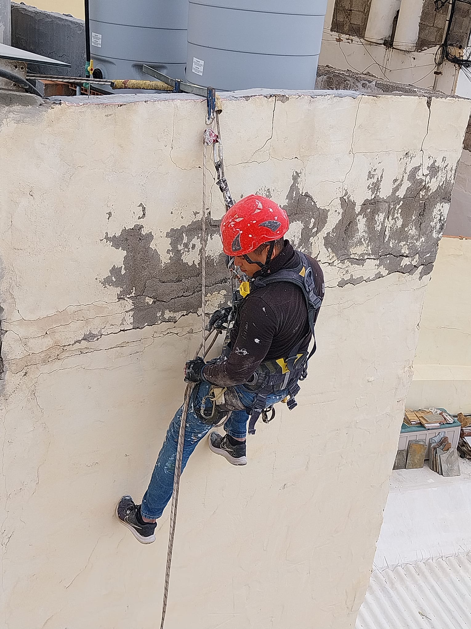 Reparación de Grietas en vigas corona de edificio
