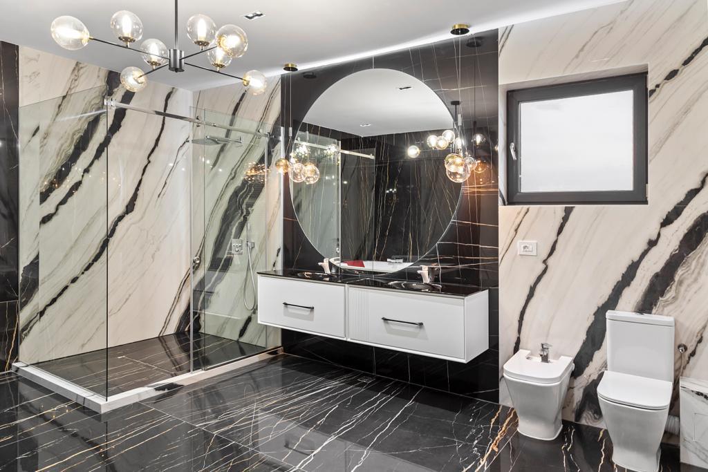 Reforma integral de baño moderno con acabados premium