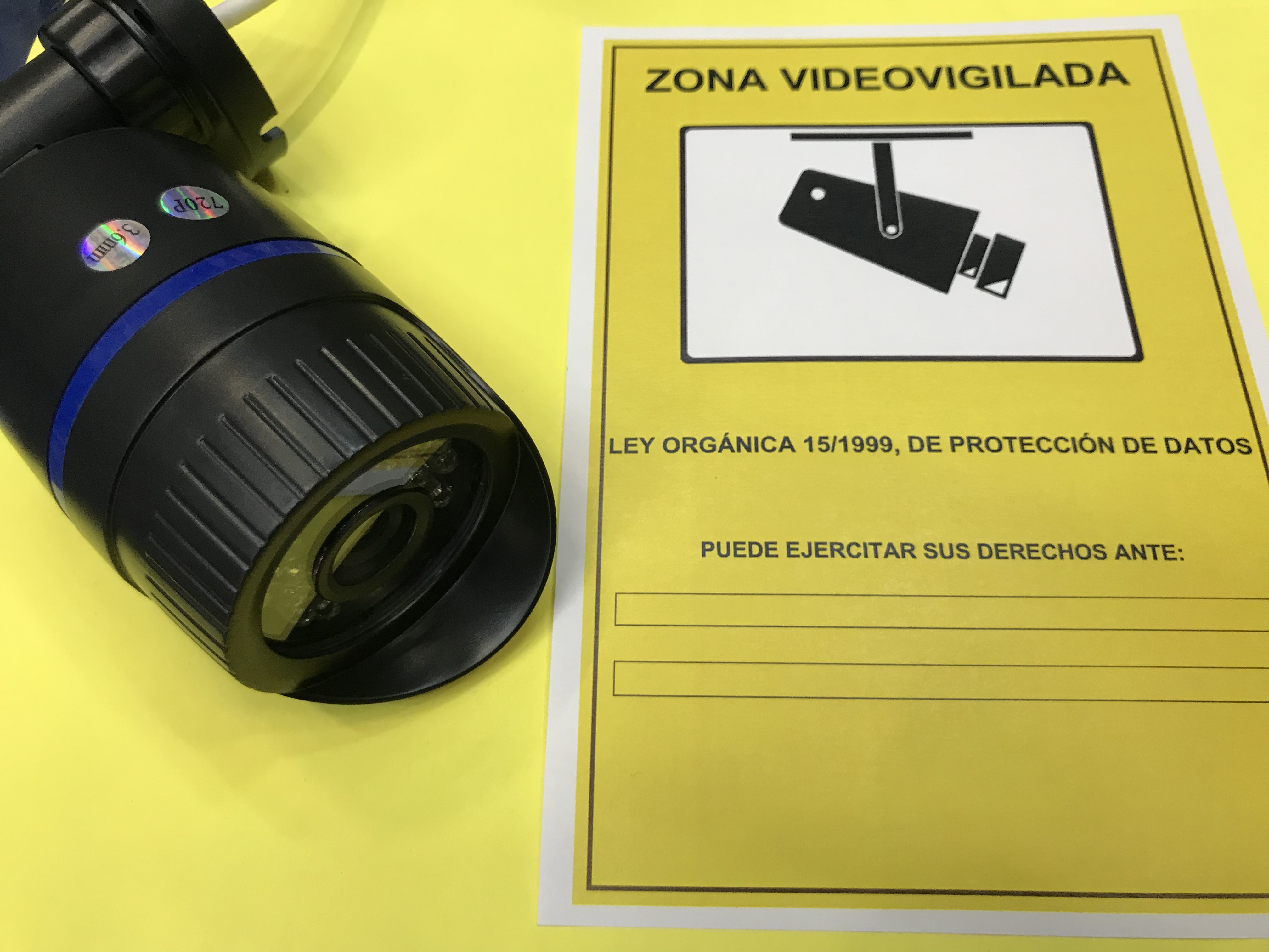 Cámara y cartel de advertencia homologado