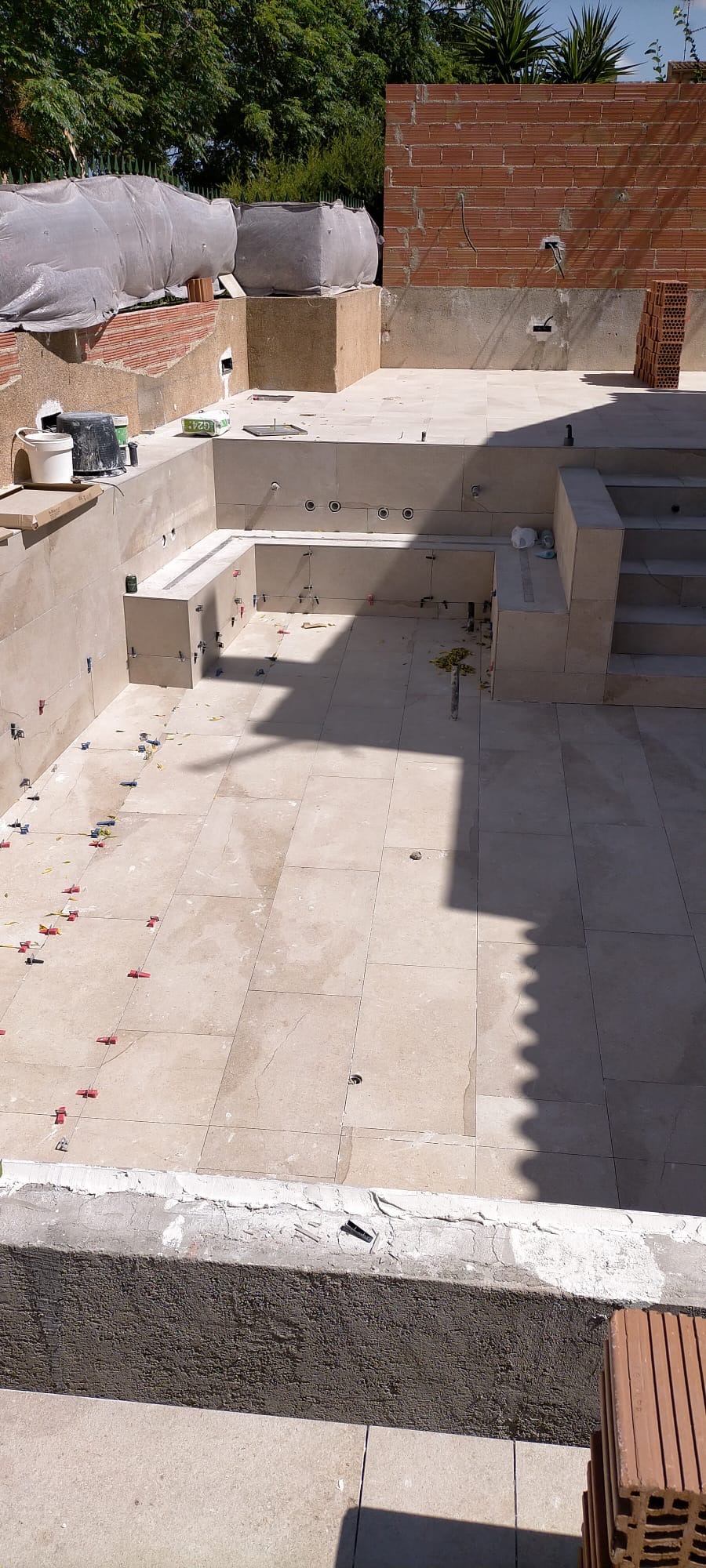 Colocación de porcelánico en piscina