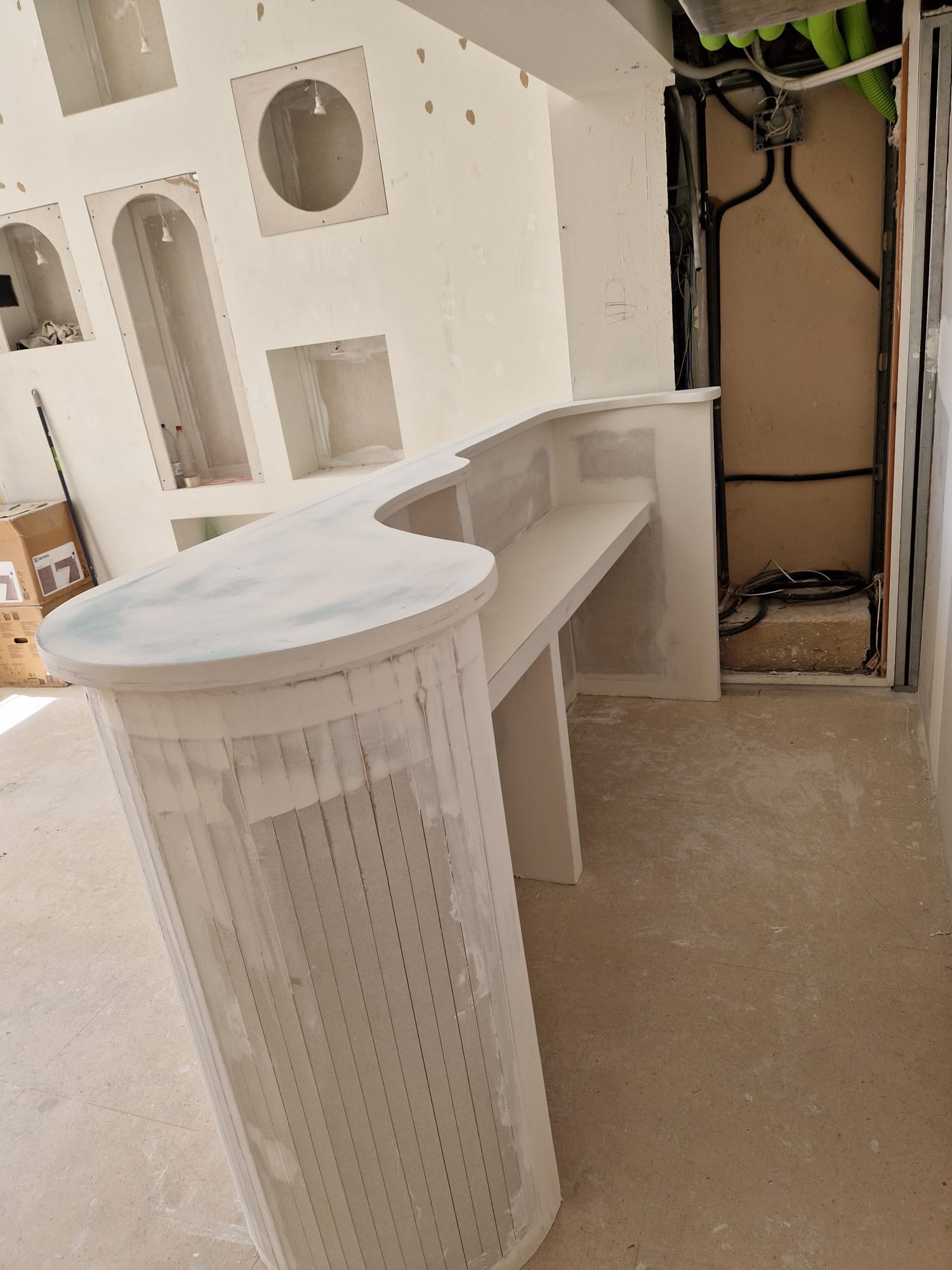 Diseño decorativo en pladur con formas curvas y nichos