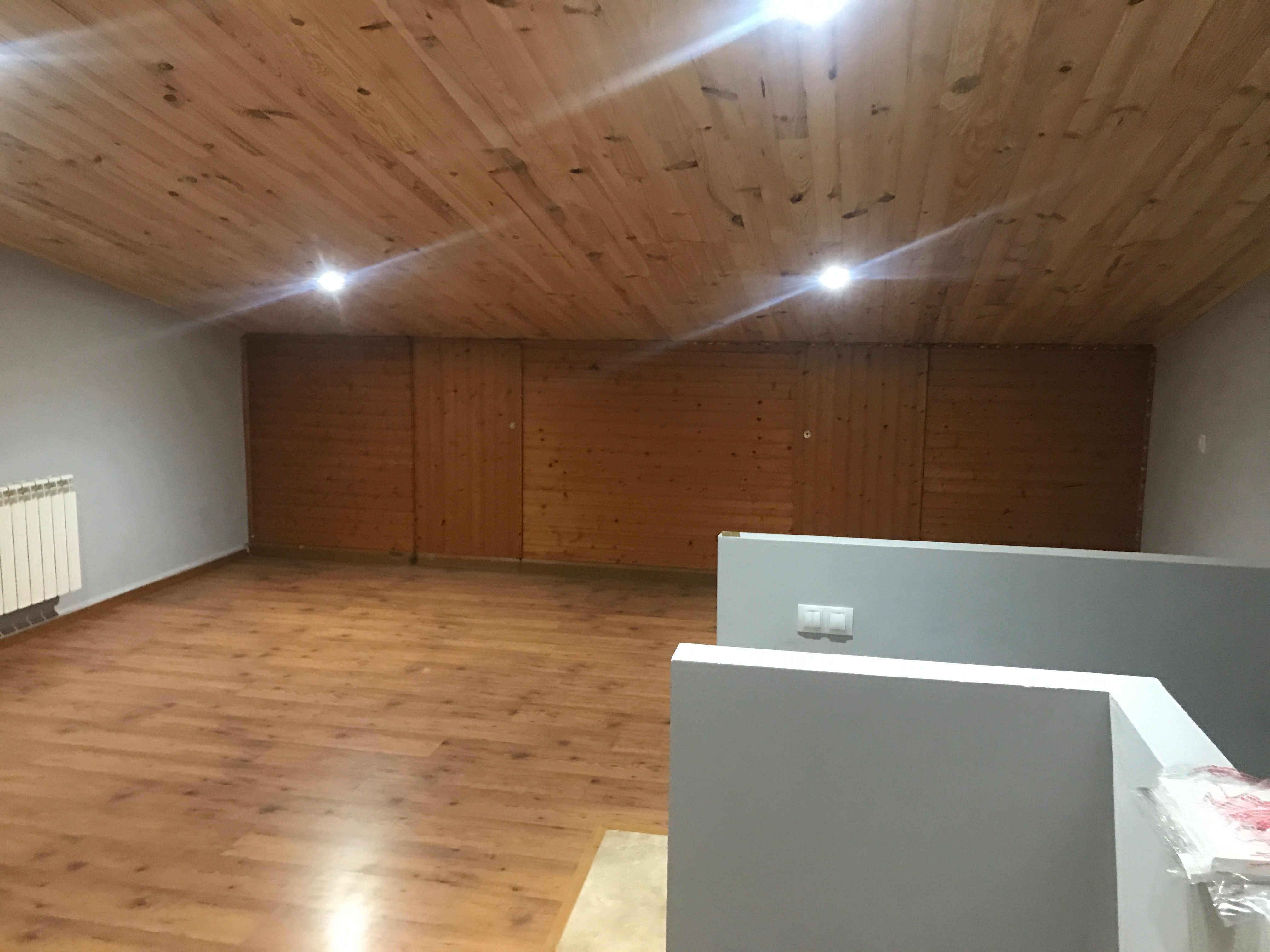 Iluminación en buhardilla e instalación de radiador.