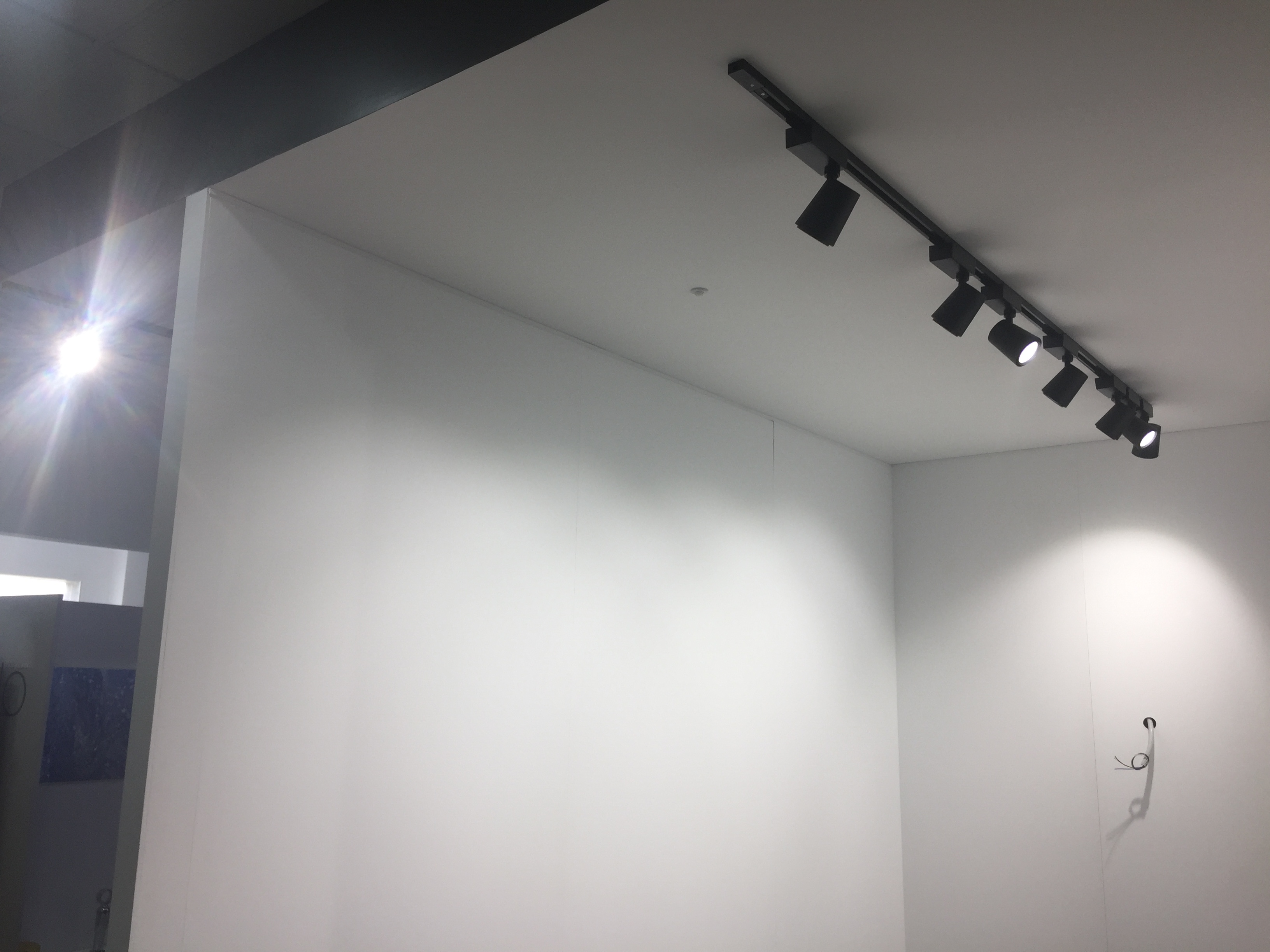 Iluminación mediante carriles electrificados y bañadores led