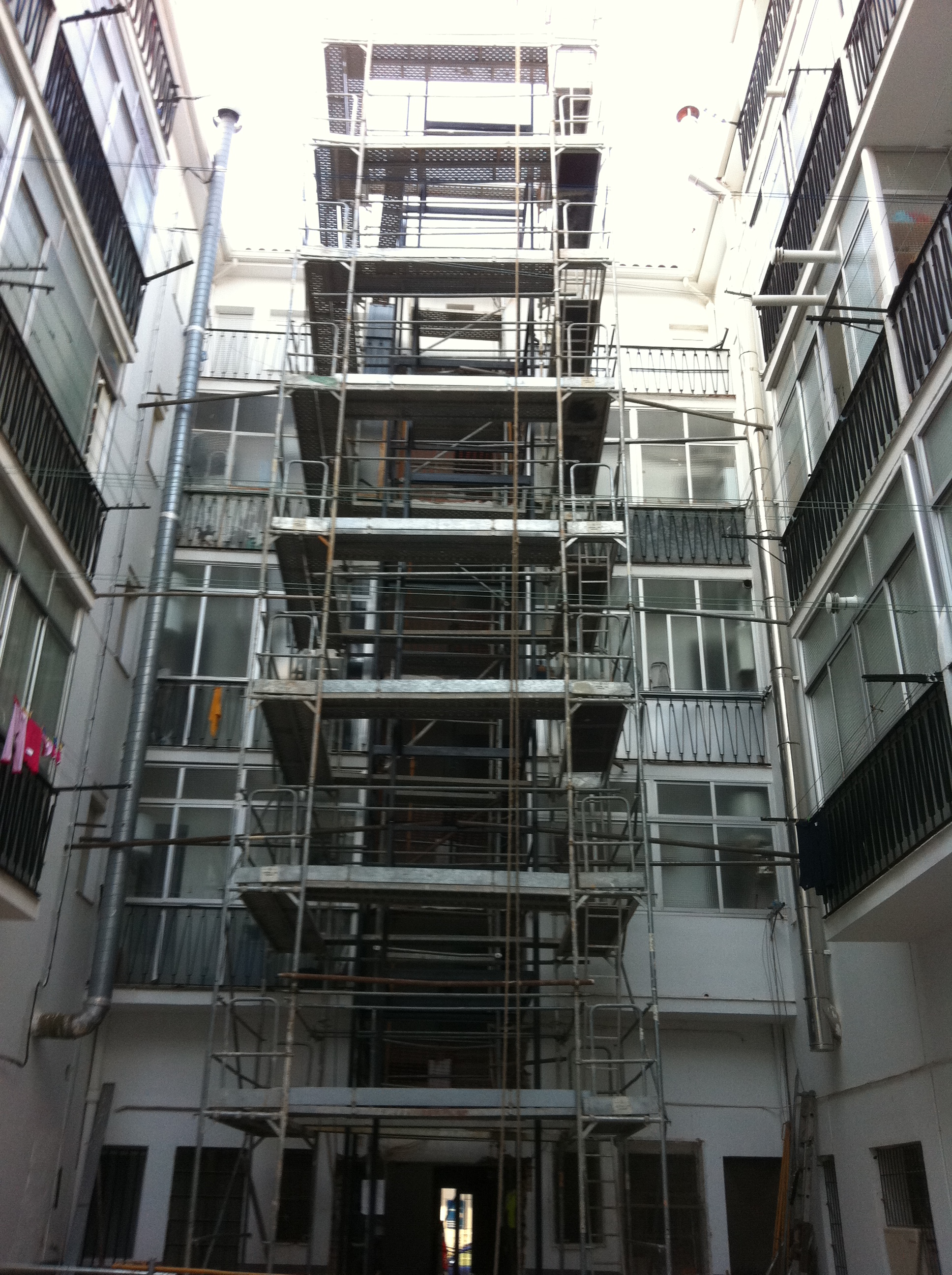 MONTAJE ANDAMIO PATIO INTERIOR