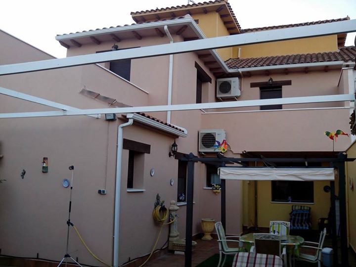 Aqui hemos utilizado un revestimiento de exteriores en dos tonos en el patio de este chalet 