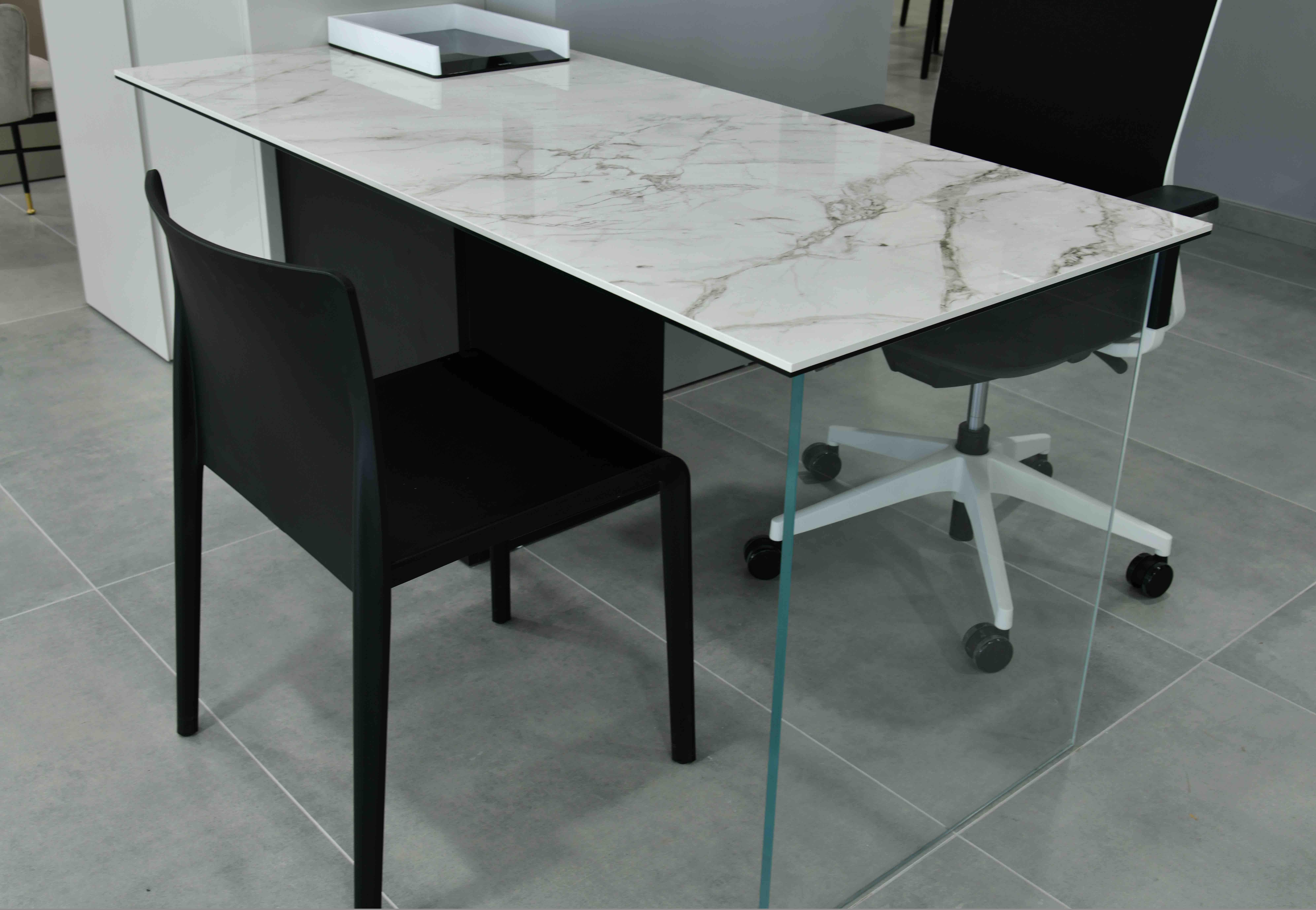 Mesa atención al cliente con pata de cristal