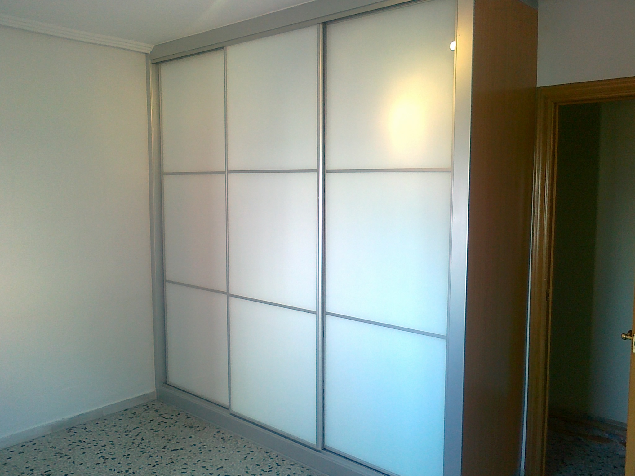 ARMARIO PUERTAS BLANCAS Y PERFILERIA ALUMINIO