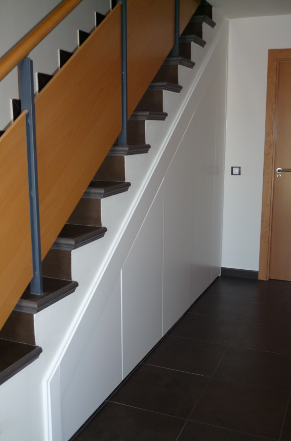 armario bajo escalera lacado II