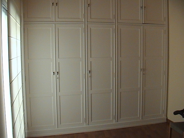 armario con bastidores en blanco