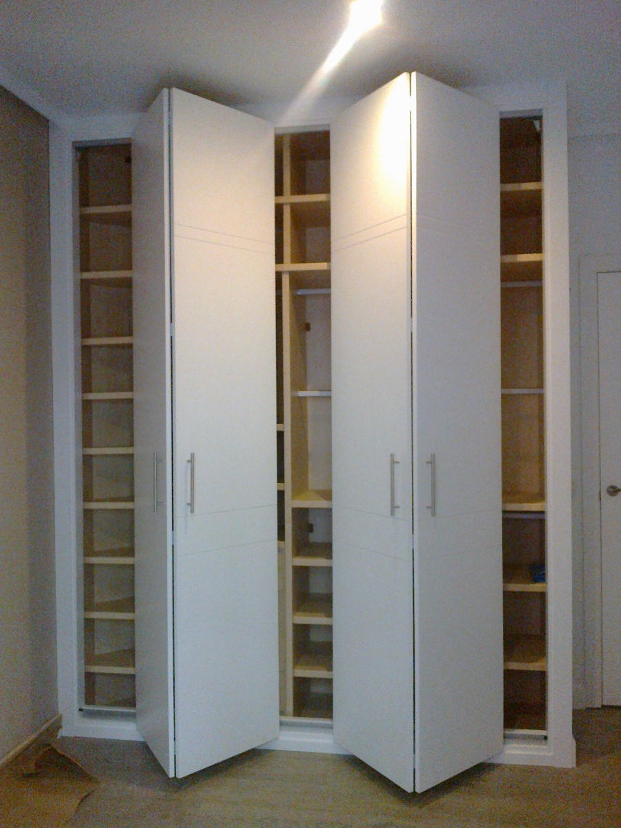 Armario con frente e interior.