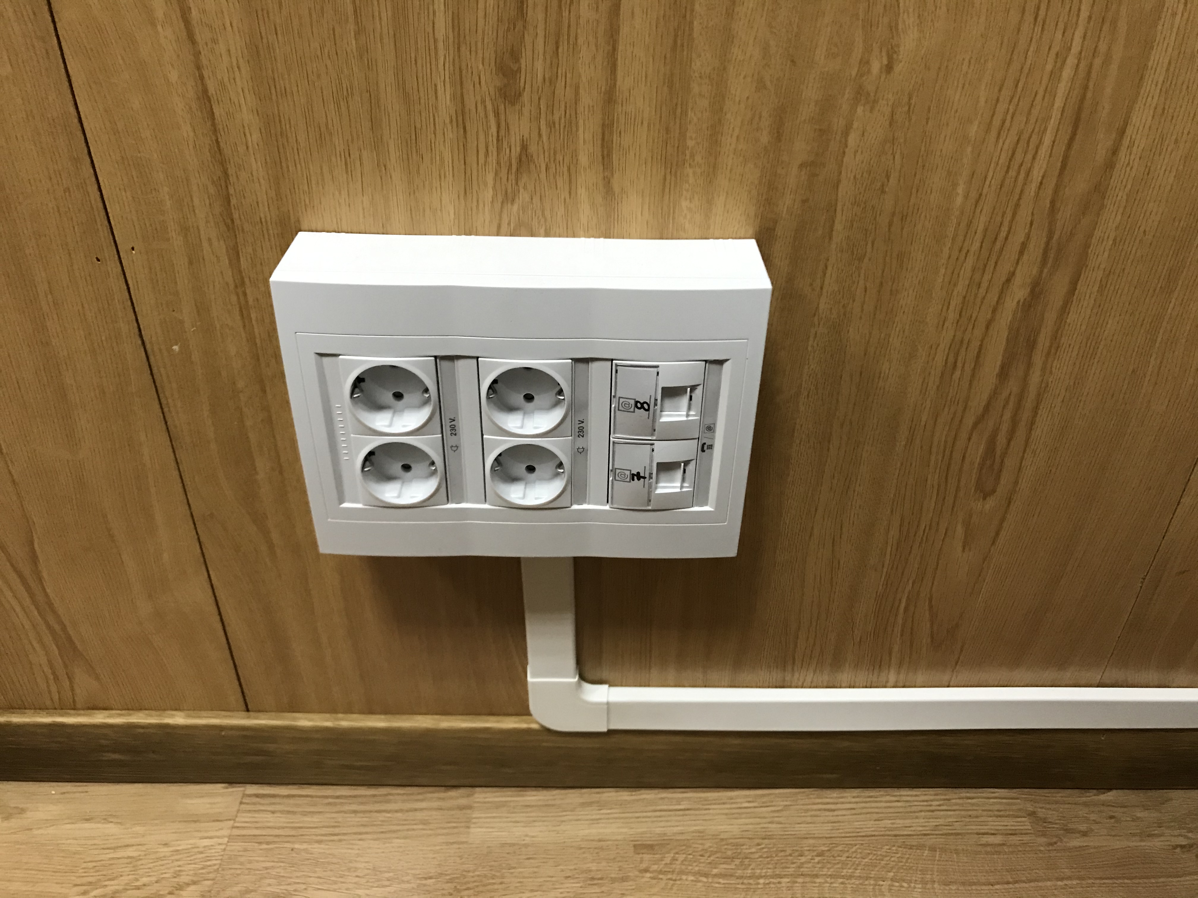 Puesto trabajo. Enchufes y tomas de red