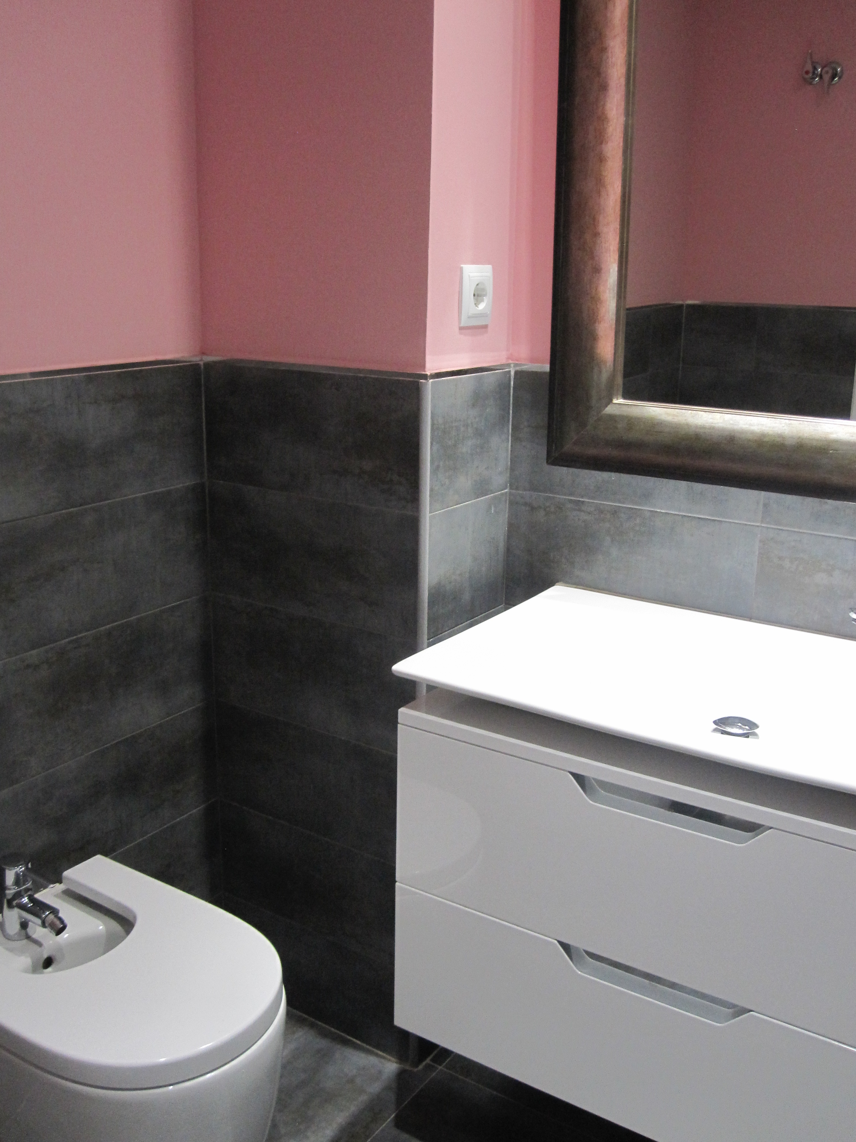 baño alicatado hasta la mitad y resto pintado