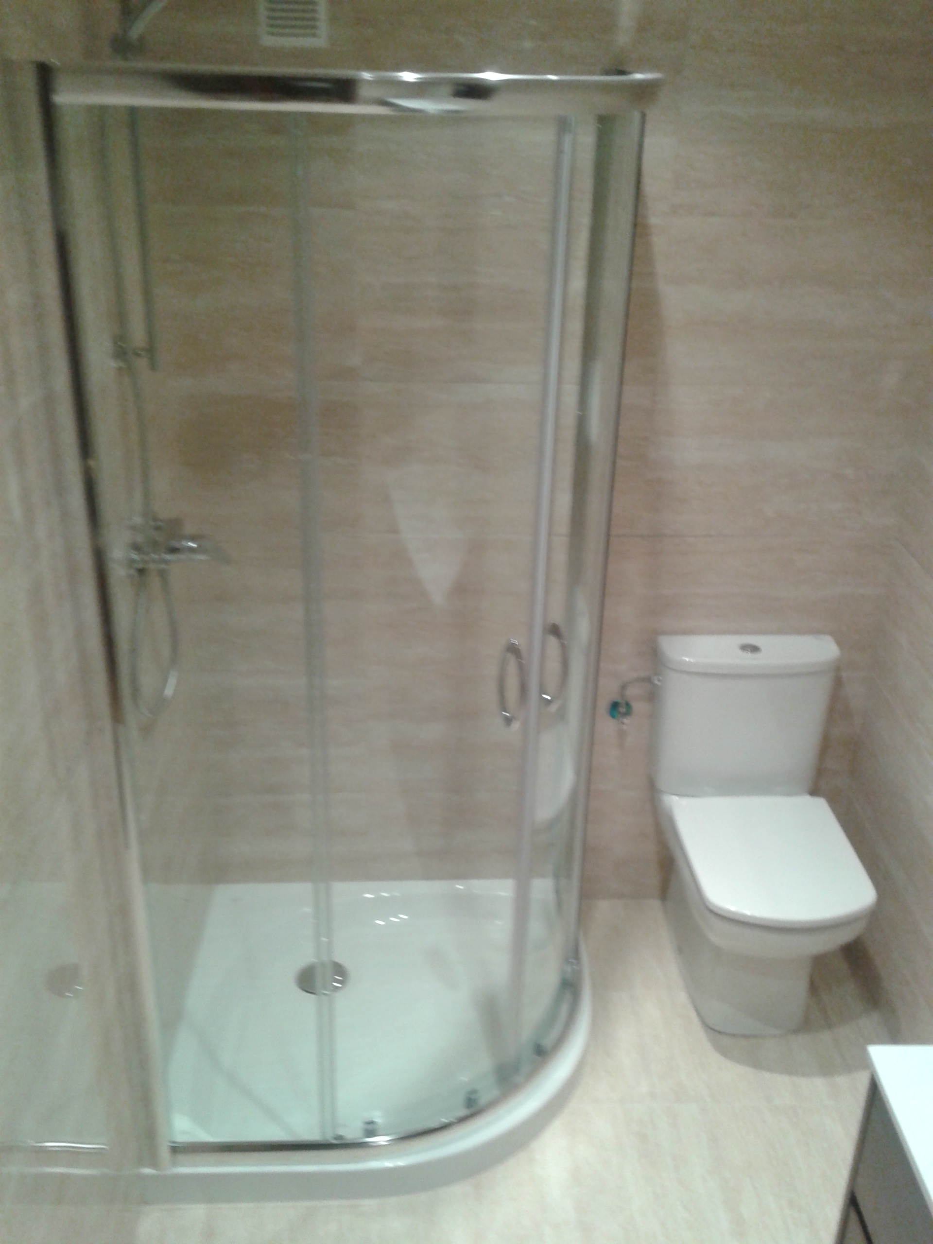 Baño azulejo rectificado en travertino