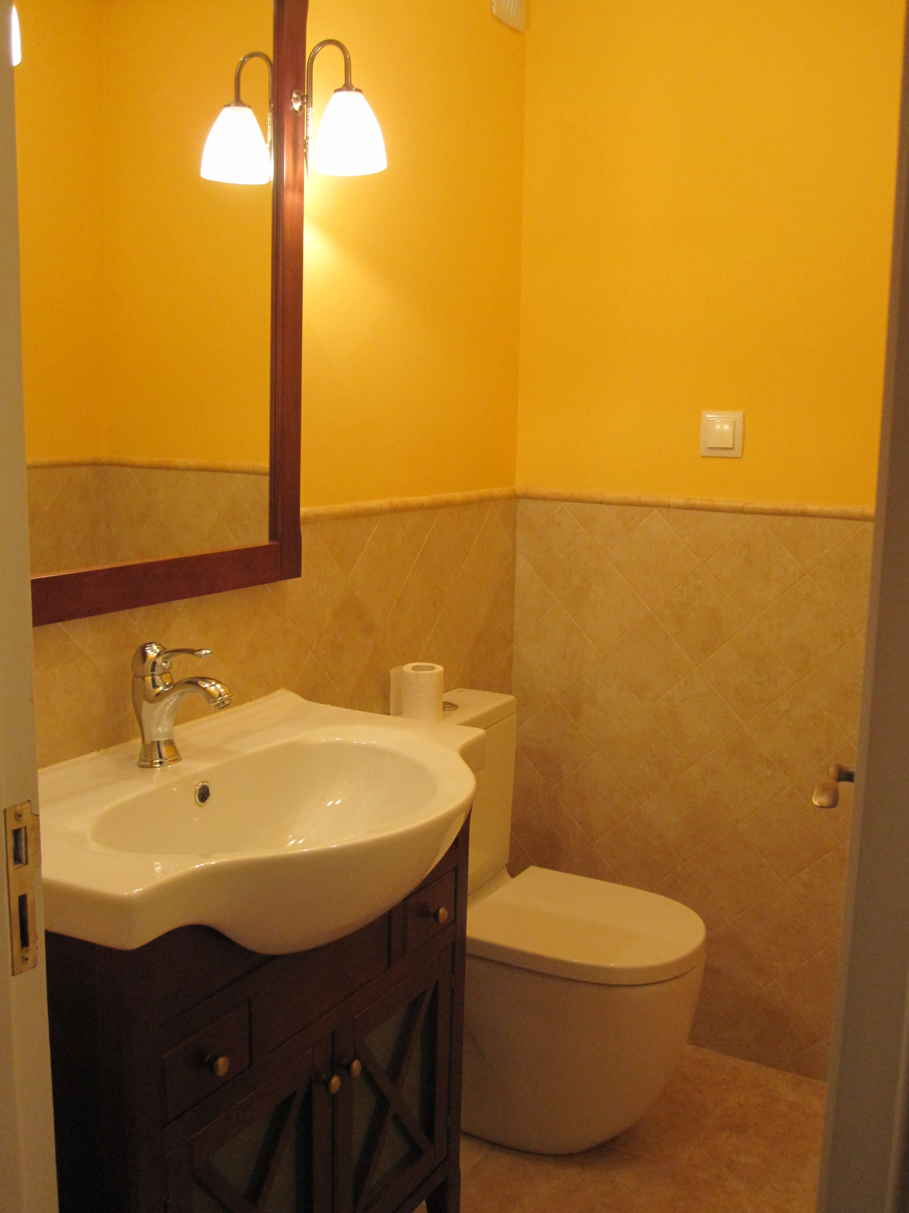 baño con azulejo colocado en rombo