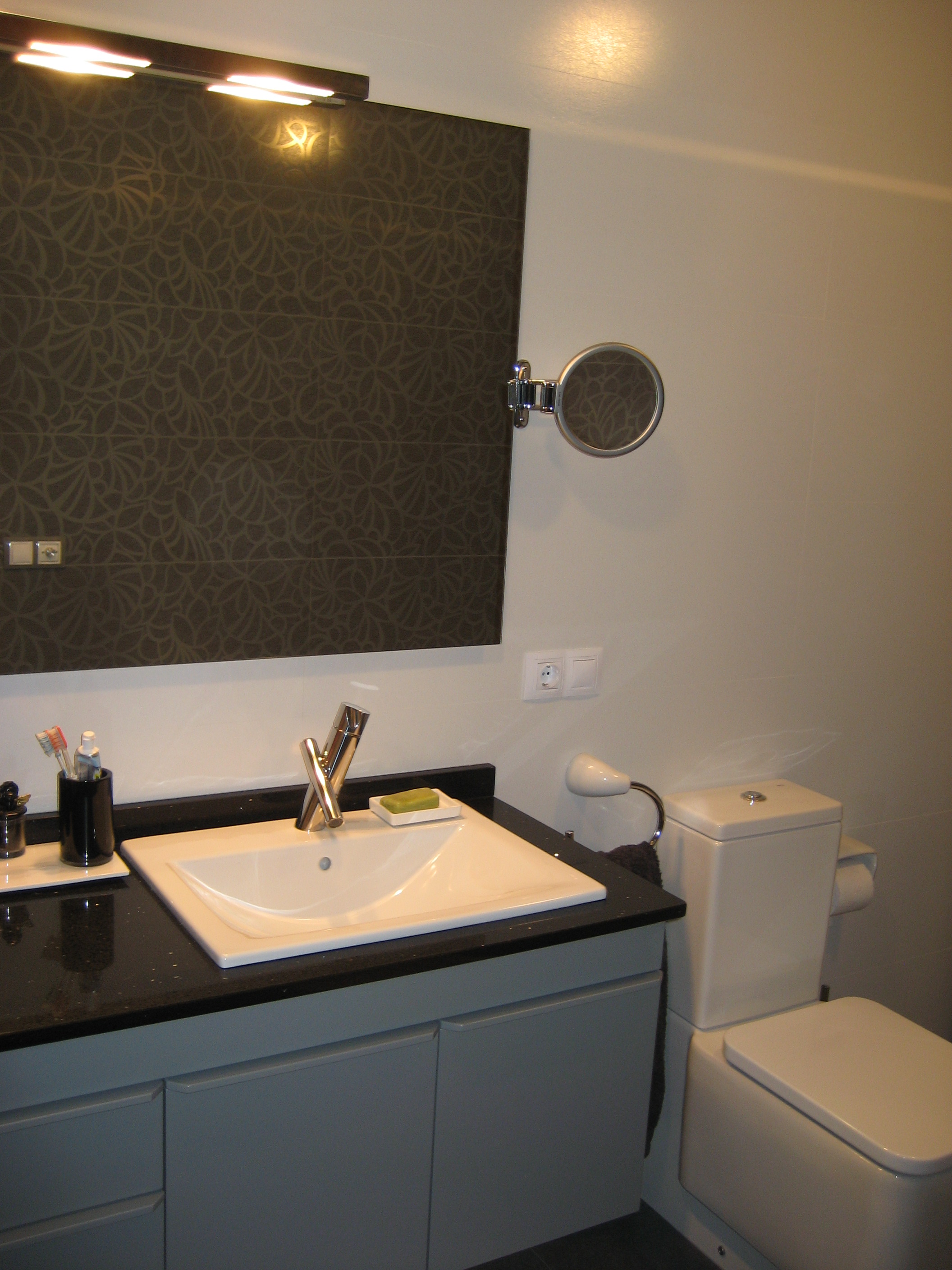 baño con estampado blanco y gris