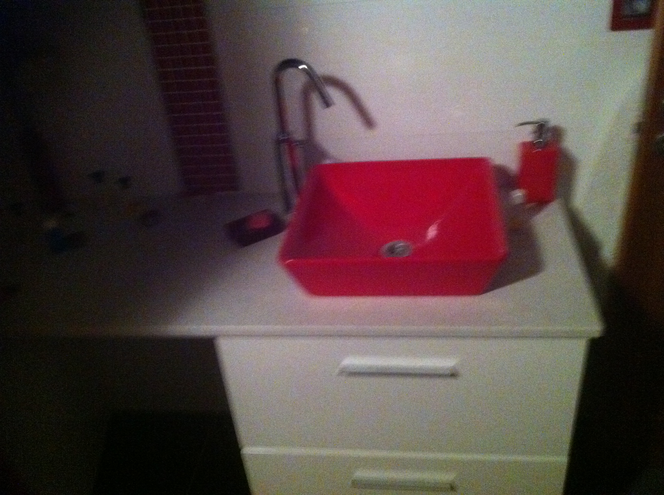 Baño nuevo en grisite rojo combinado con blanco.
