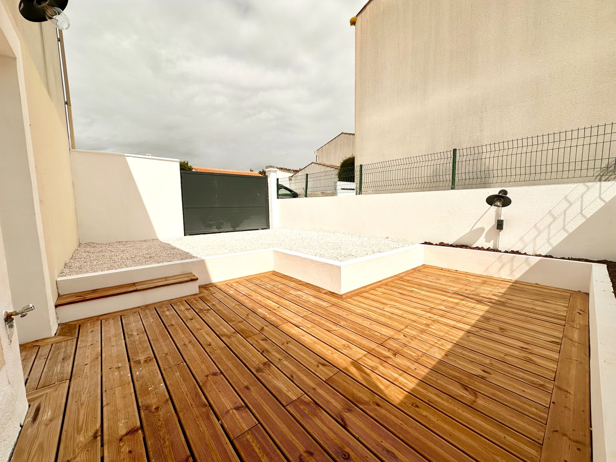 - Terraza luminosa con acabados resistentes