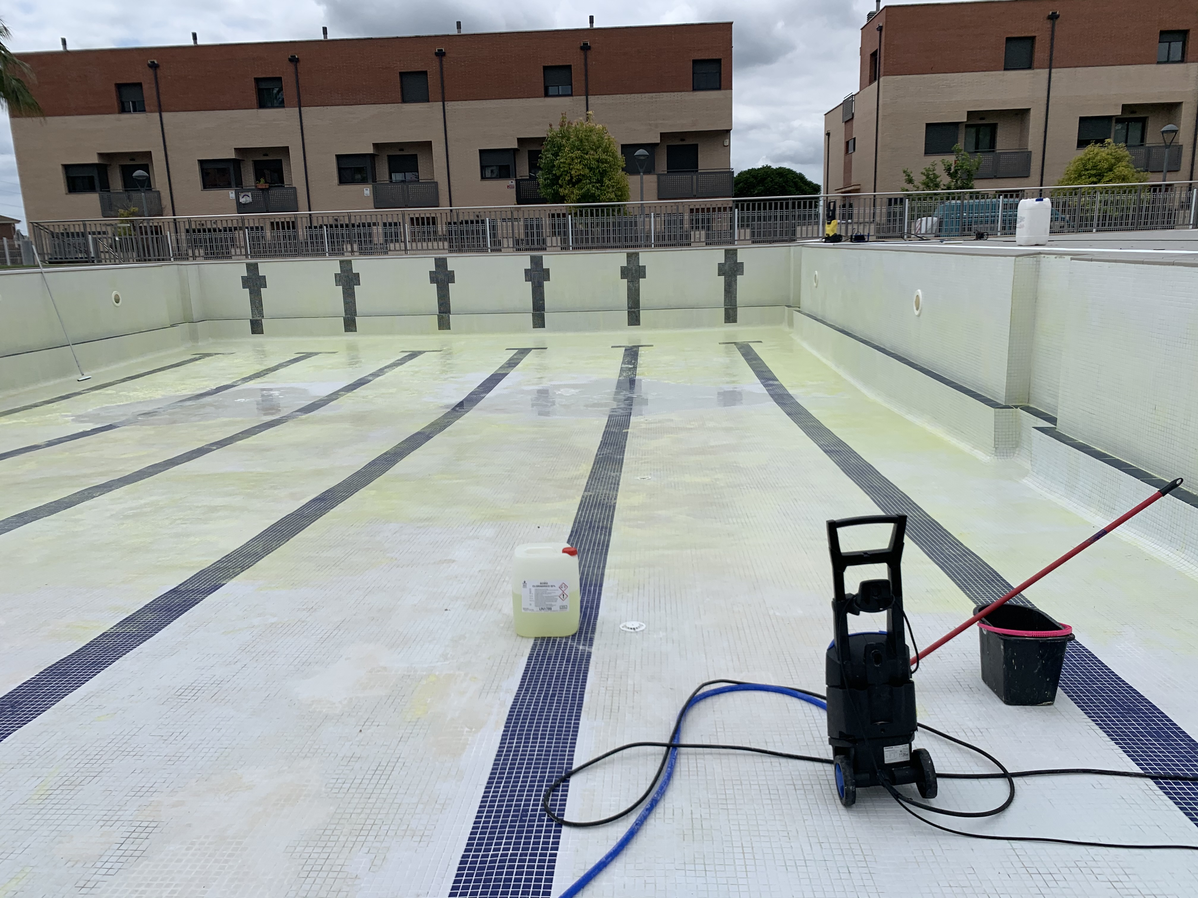 PISCINA  DESISCRUSTACION