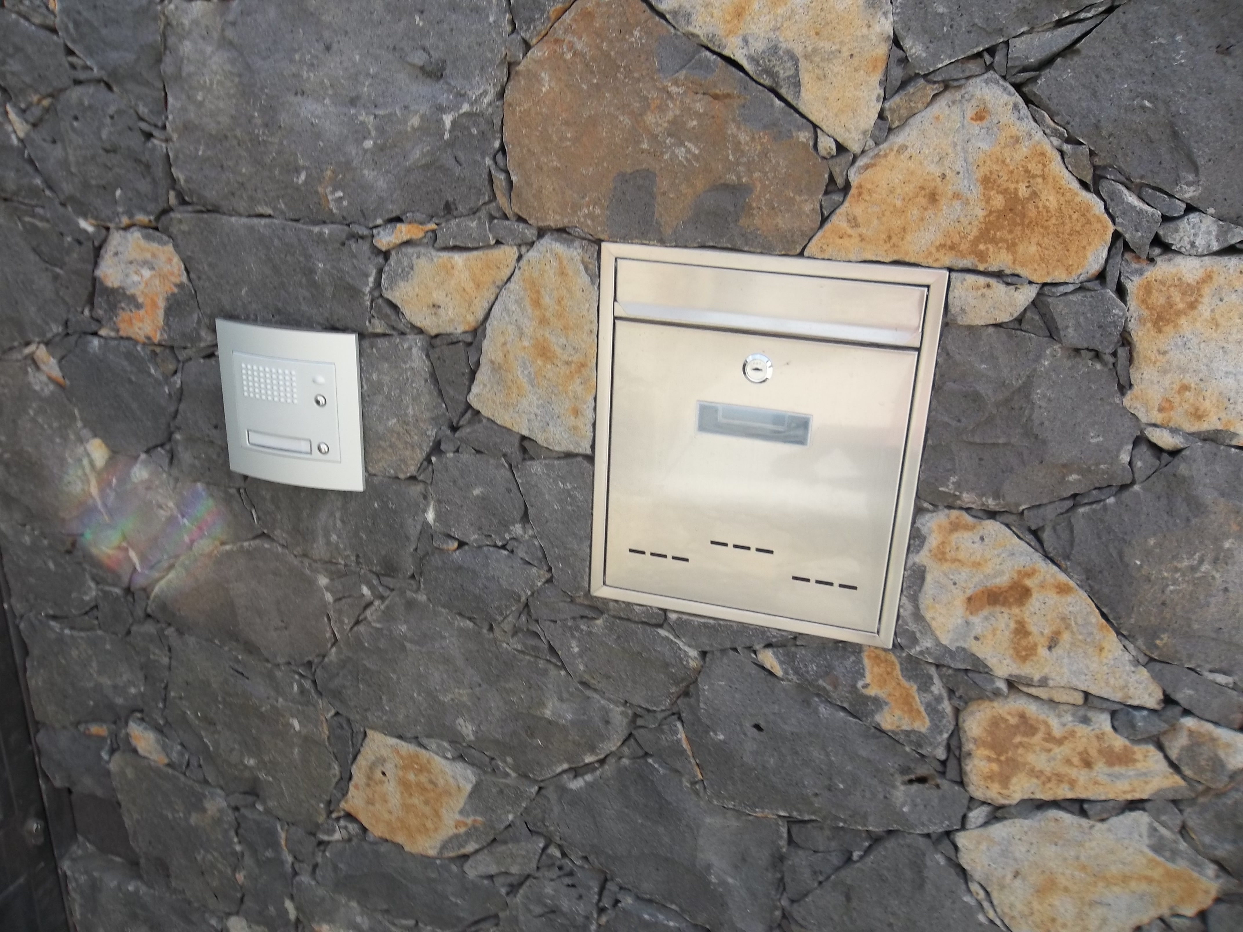 buzón y portero empotrados  