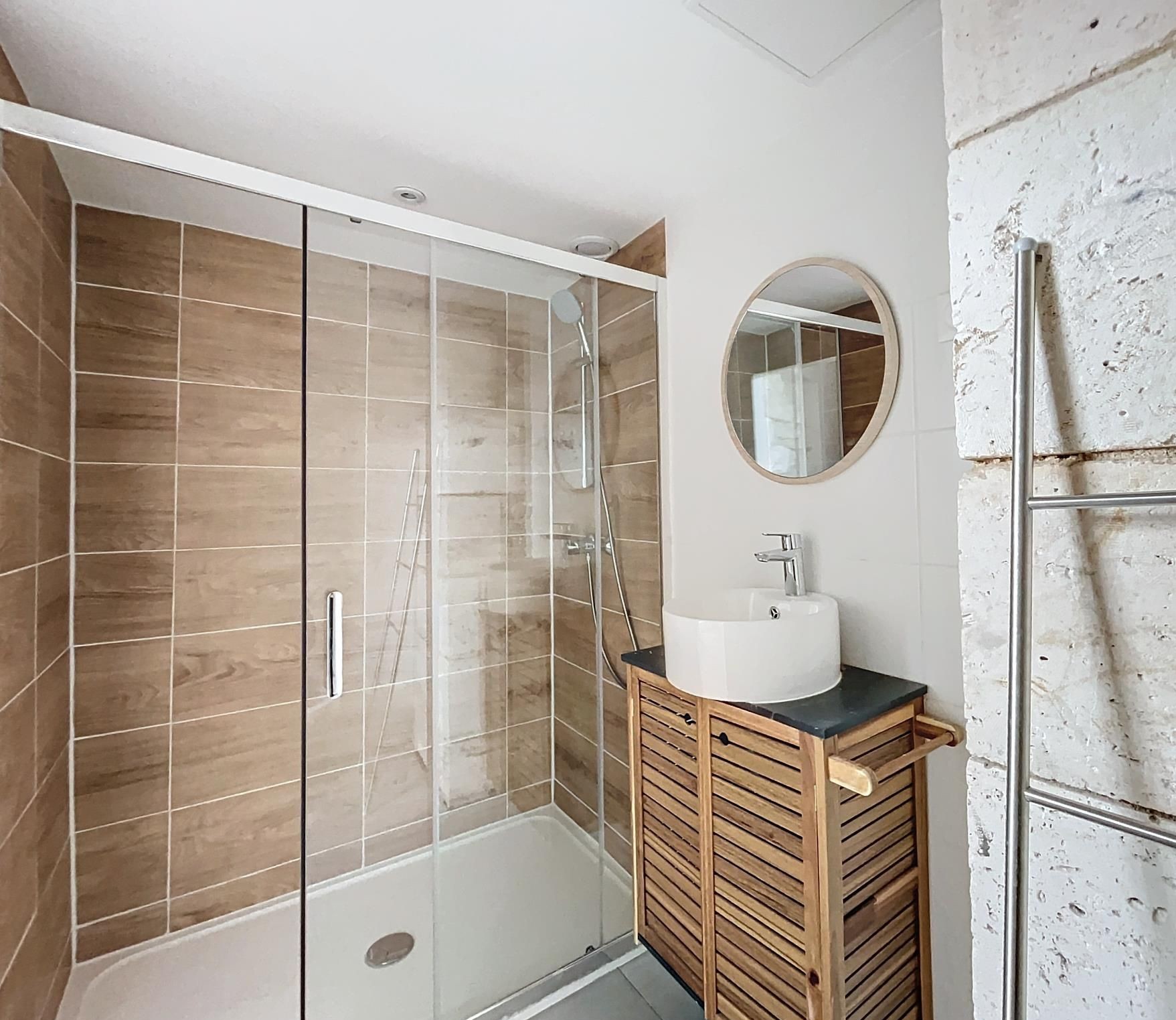 Baño completo con ducha moderna