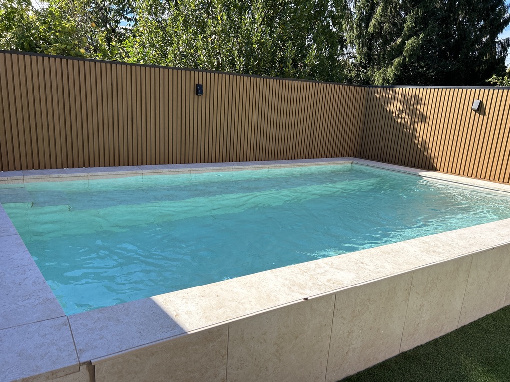 Piscina sobre elevada en Torrelavega