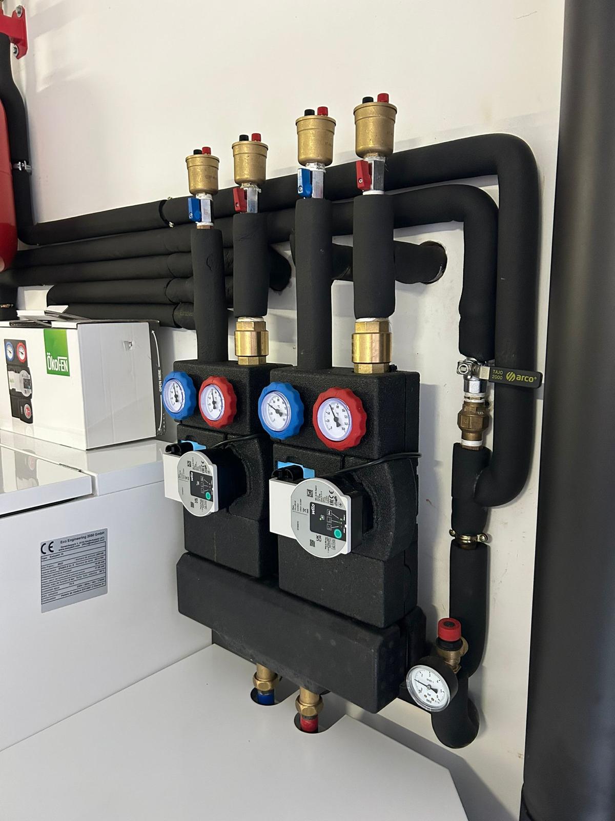 Detalle de bombas de agua, caldera de pellets en Burgos