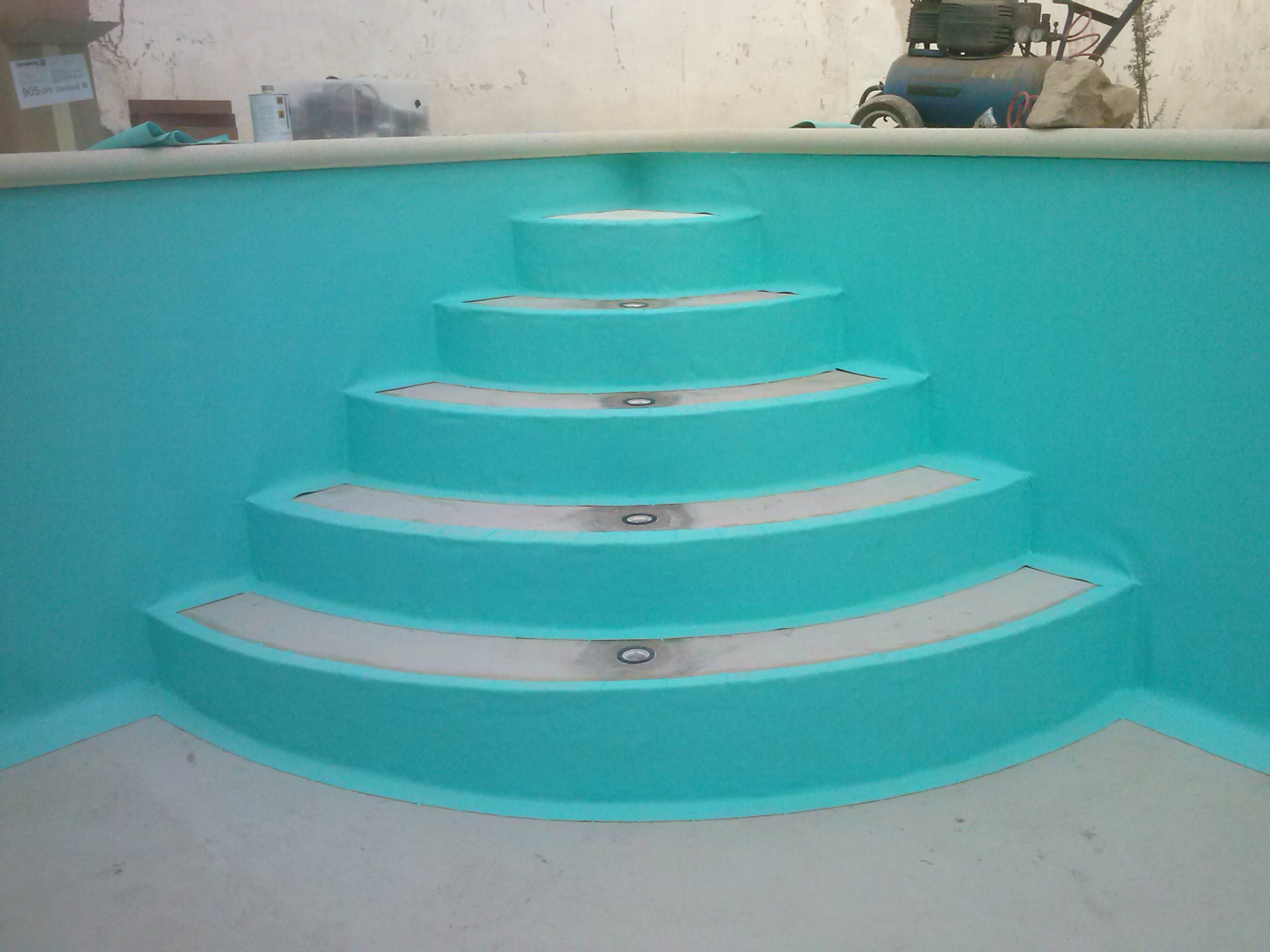 revestimiento de una escalera con liner armado