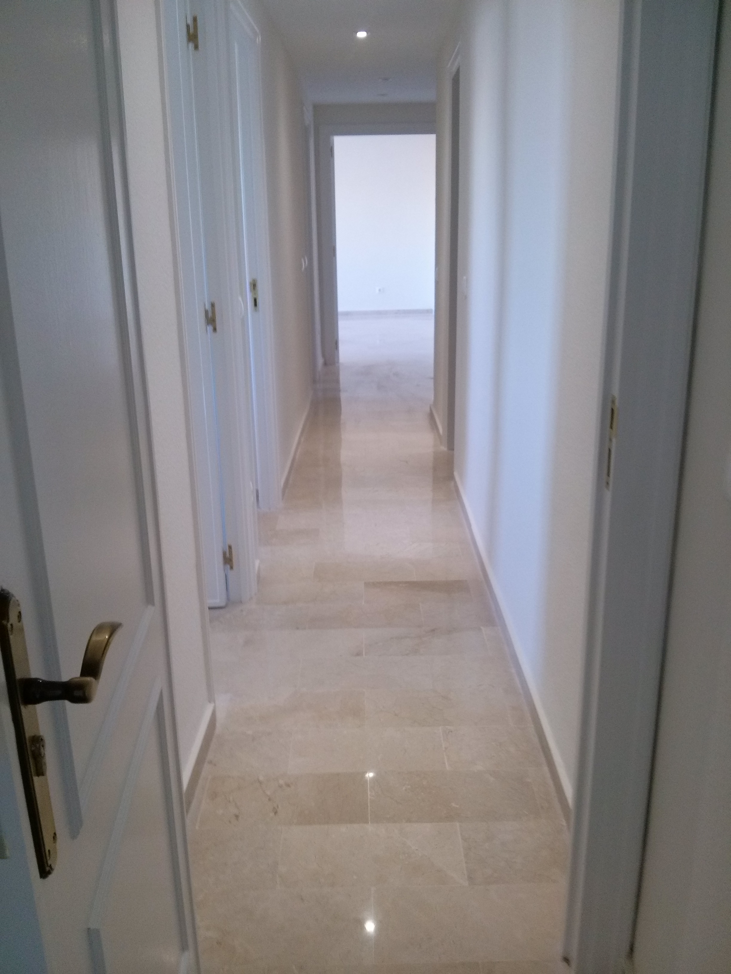 CRISTALIZADO PASILLO CON SUELO CREMA MARFIL