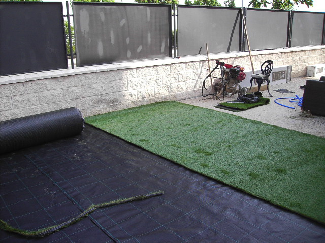 Instalación de césped artificial.